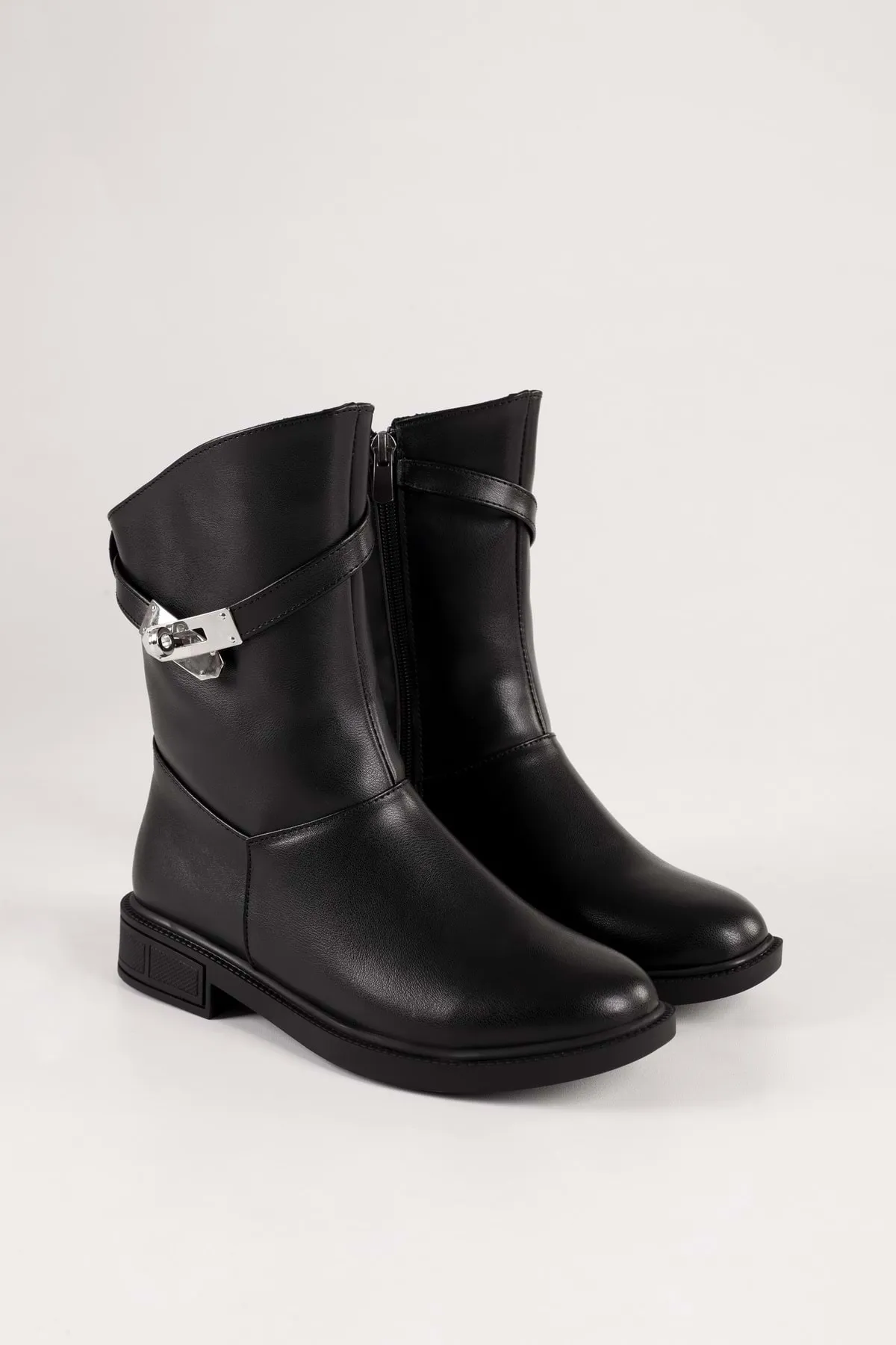 Shoeberry  Damen-Stiefel Mayslie Black Skin mit Schnalle und flachem Absatz Black Skin