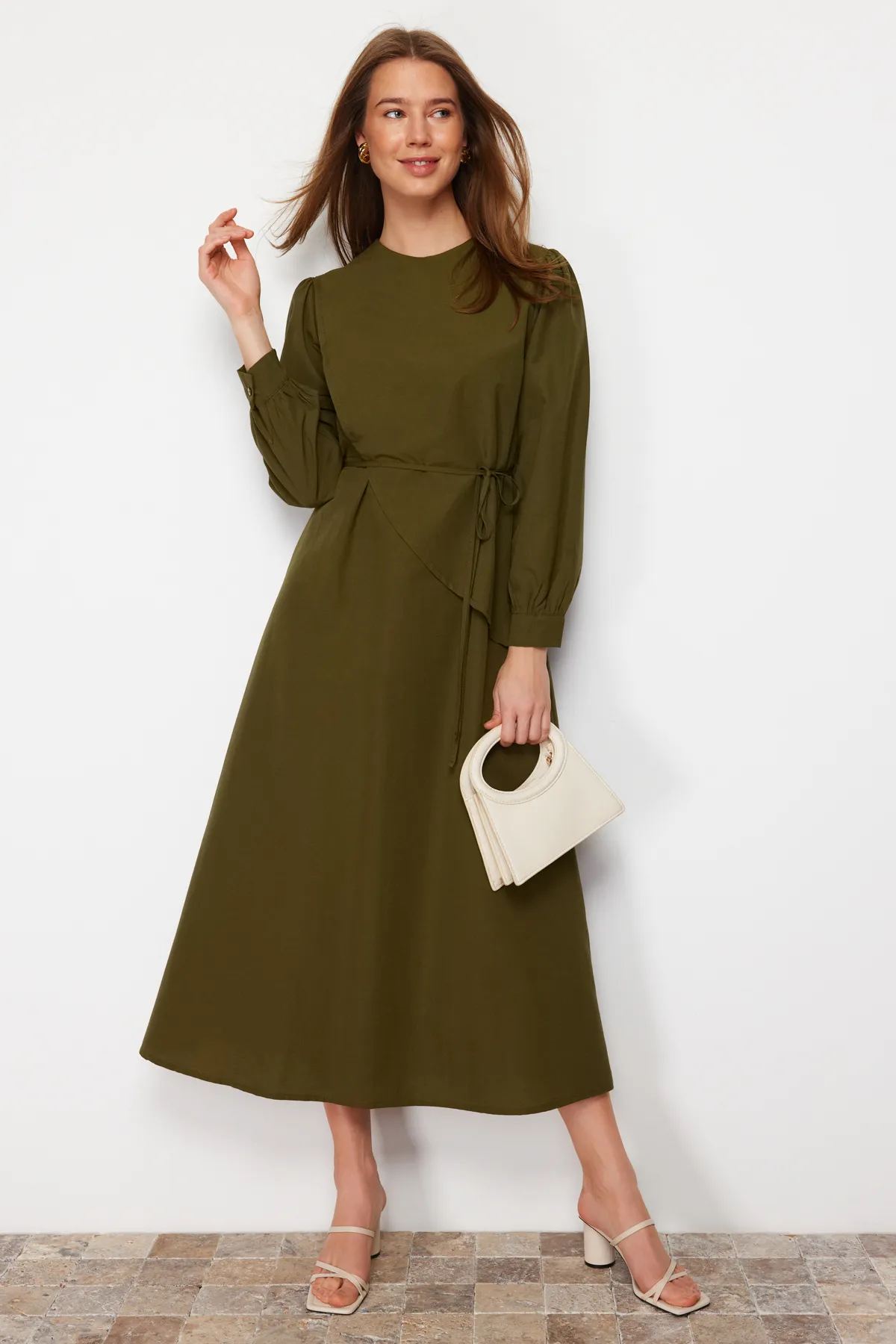 Trendyol Modest  Khakifarbenes, geschlitztes Kleid aus gewebter Baumwolle mit Gürtel vorn TCTSS23EB00360