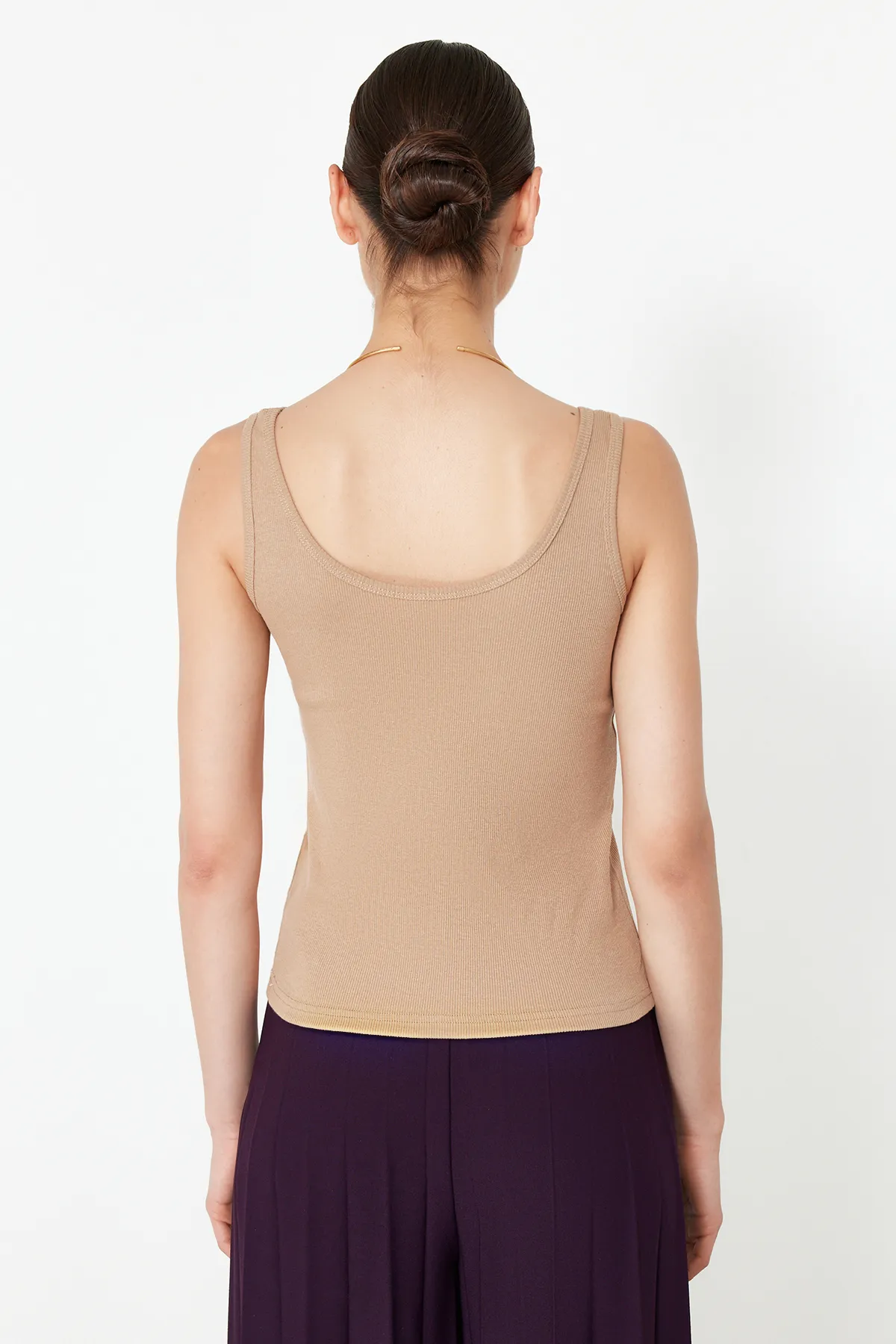 Trendyol Collection  Braunes figurbetontes Tanktop aus geripptem, flexiblem Strick mit Poolkragen TWOSS22AL0042