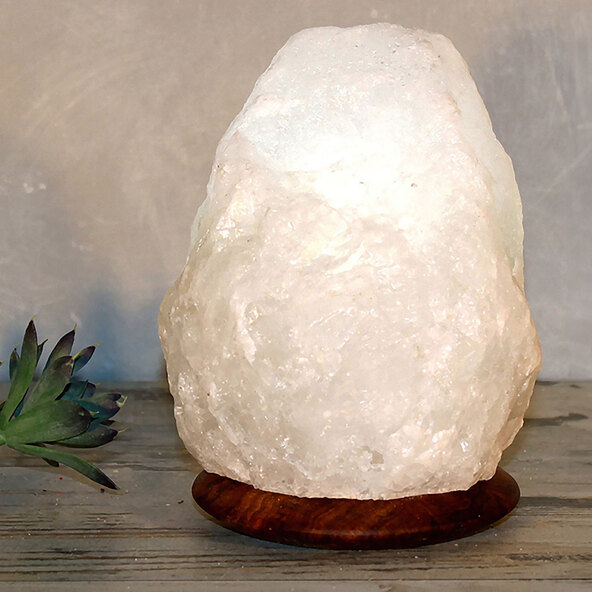 Beleuchteter Salzkristall, Rock White Line mit Holzsockel