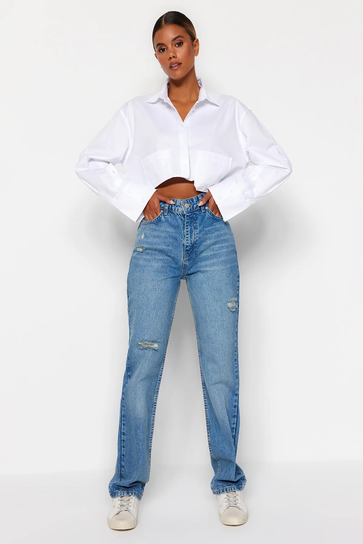 Trendyol Collection  Blaue zerrissene High Waist Lange gerade Jeans TWOAW24JE00033