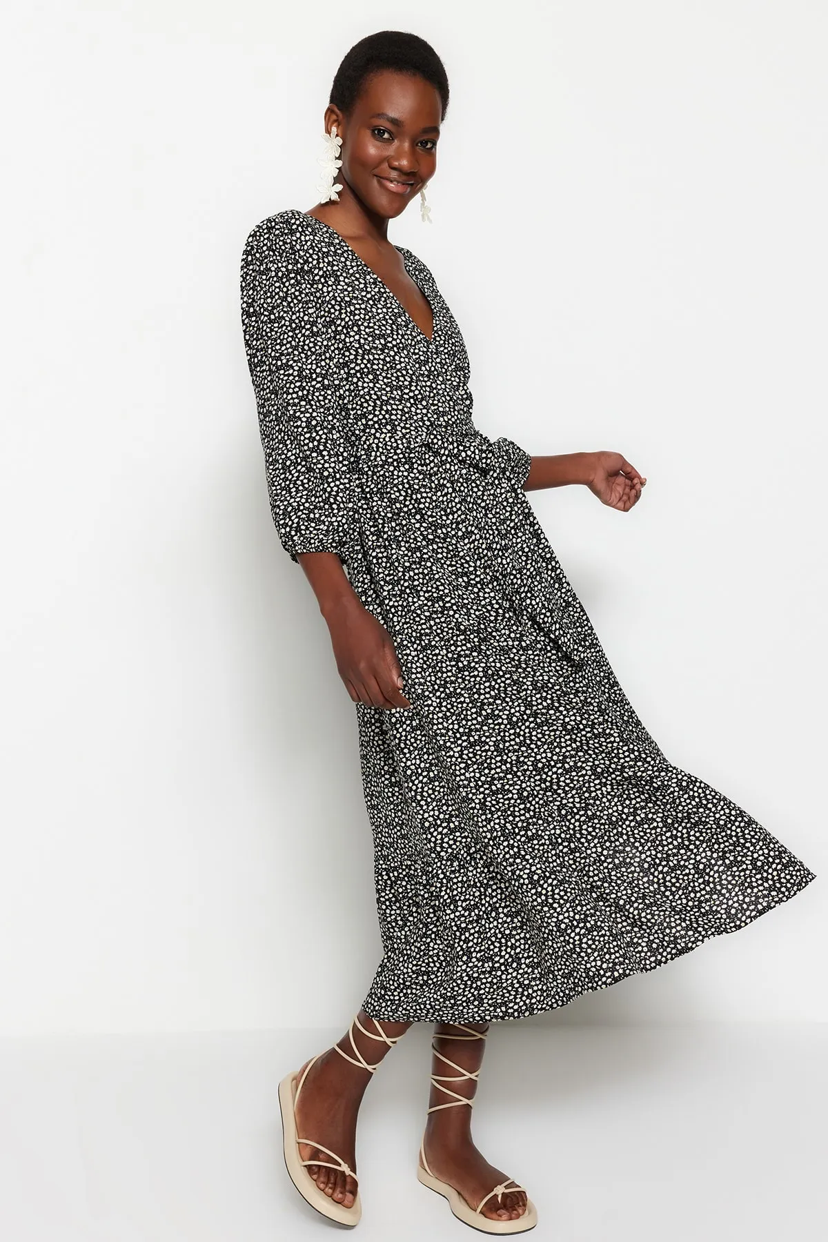 Trendyol Collection  Schwarzes, zweireihiges Maxi-Webkleid mit Blumenmuster TWOSS23EL01229