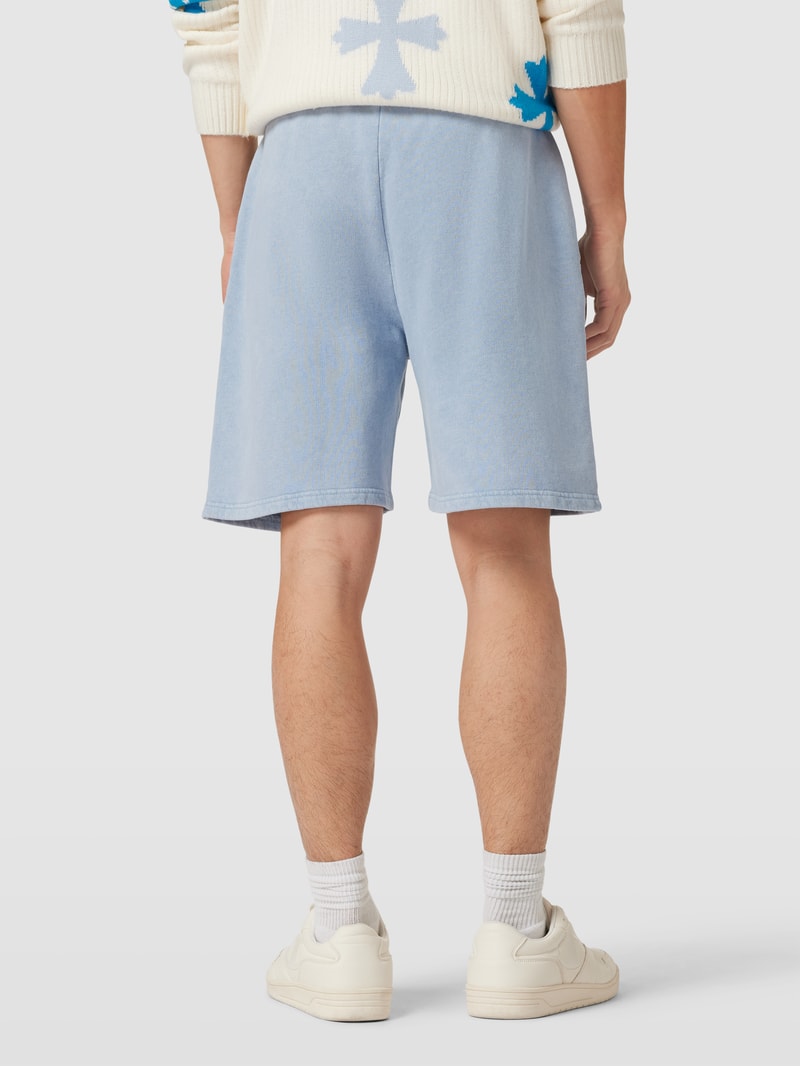Sweatshorts mit französischen Eingrifftaschen in hellblau