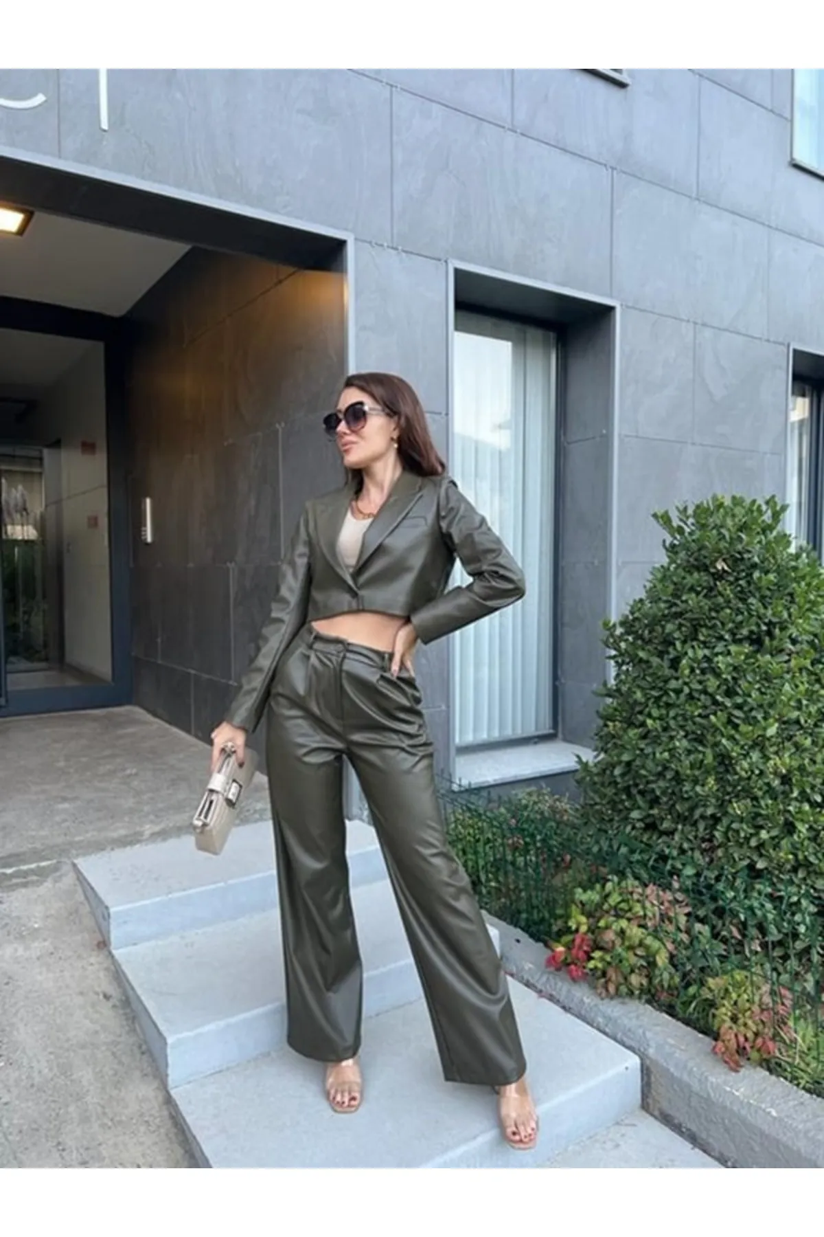 My Blog  Khakifarbenes, kurz geschnittenes Leder-Blazer-, Jacken- und Hose-Set mit einem Knopf