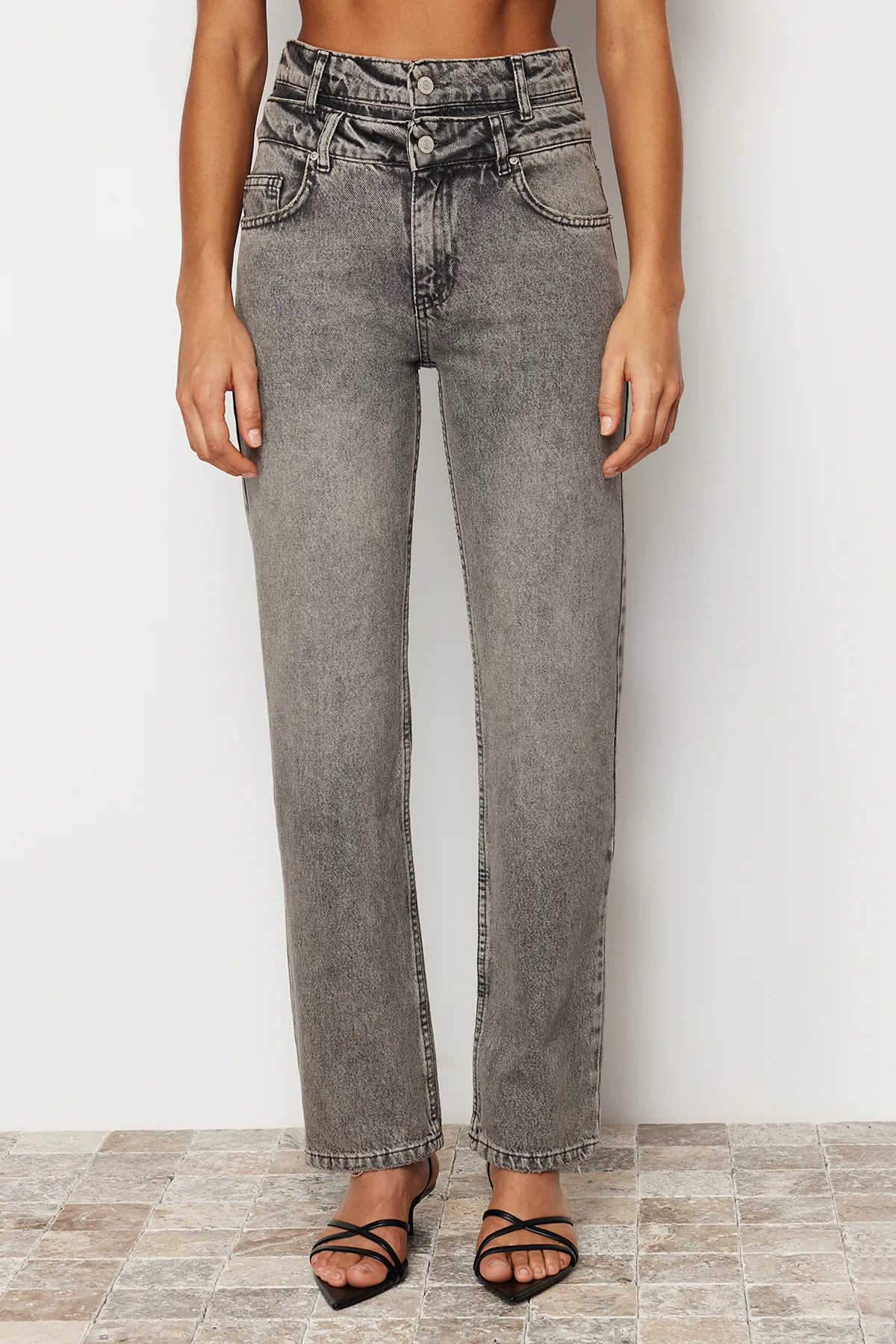 Trendyol Collection  Anthrazitfarbene Jeans mit weitem Bein und hohem Bund und doppeltem Gürtel TWOSS24JE00171