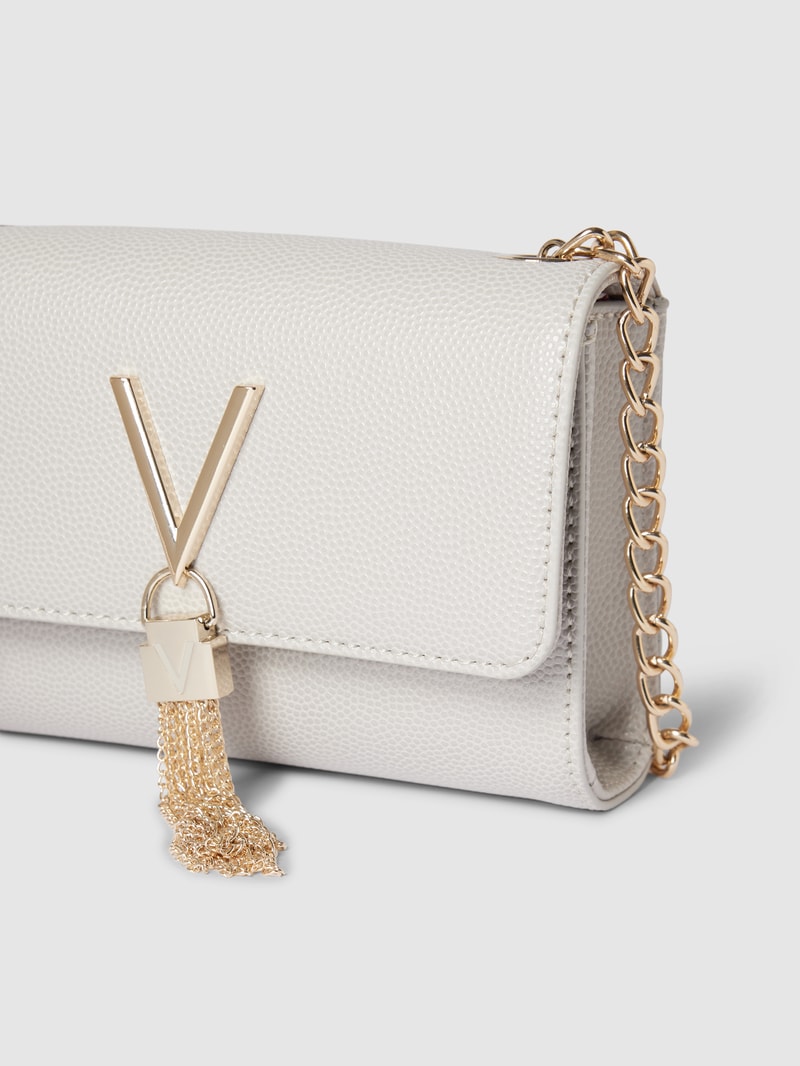 Clutch mit Label-Applikation Modell 'DIVINA' in weiß