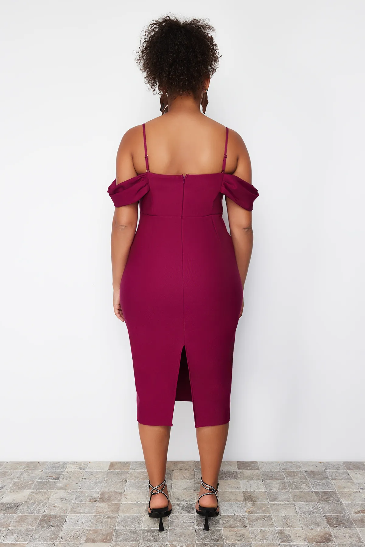 Trendyol Curve  Lilafarbenes, schlichtes, figurbetontes Midi-Gewebekleid in Übergröße TBBSS24AH00000