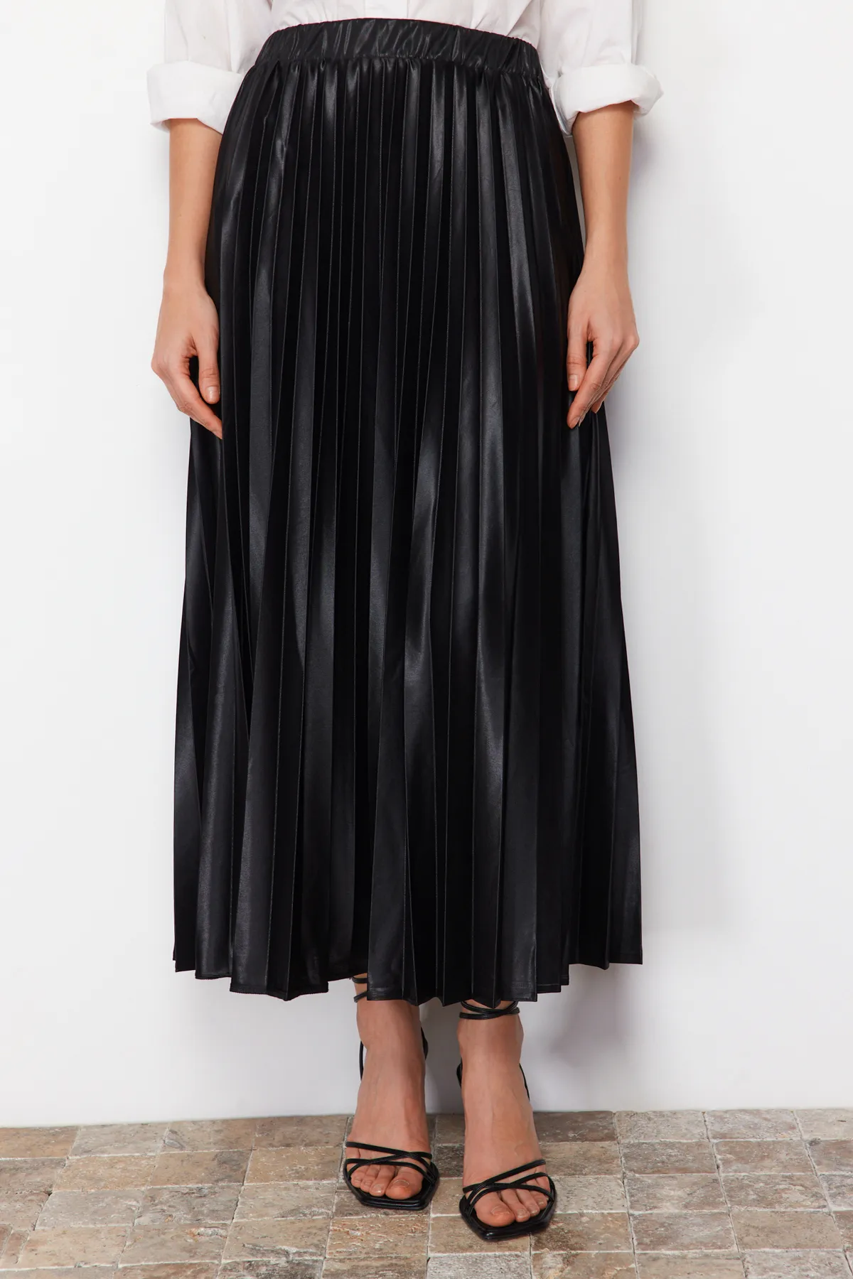 Trendyol Modest  Schwarzer plissierter Webrock TCTAW24EE00010