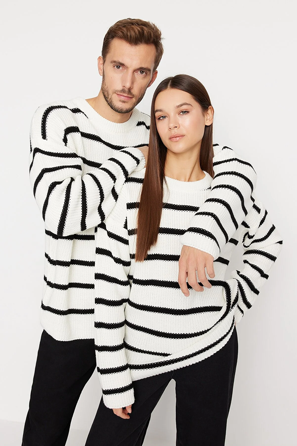 Trendyol Collection  Ecru Unisex-Pullover in Oversize-Passform, weiter Passform, Rundhalsausschnitt, gestreifter Strickpullover TMNAW23KZ00285
