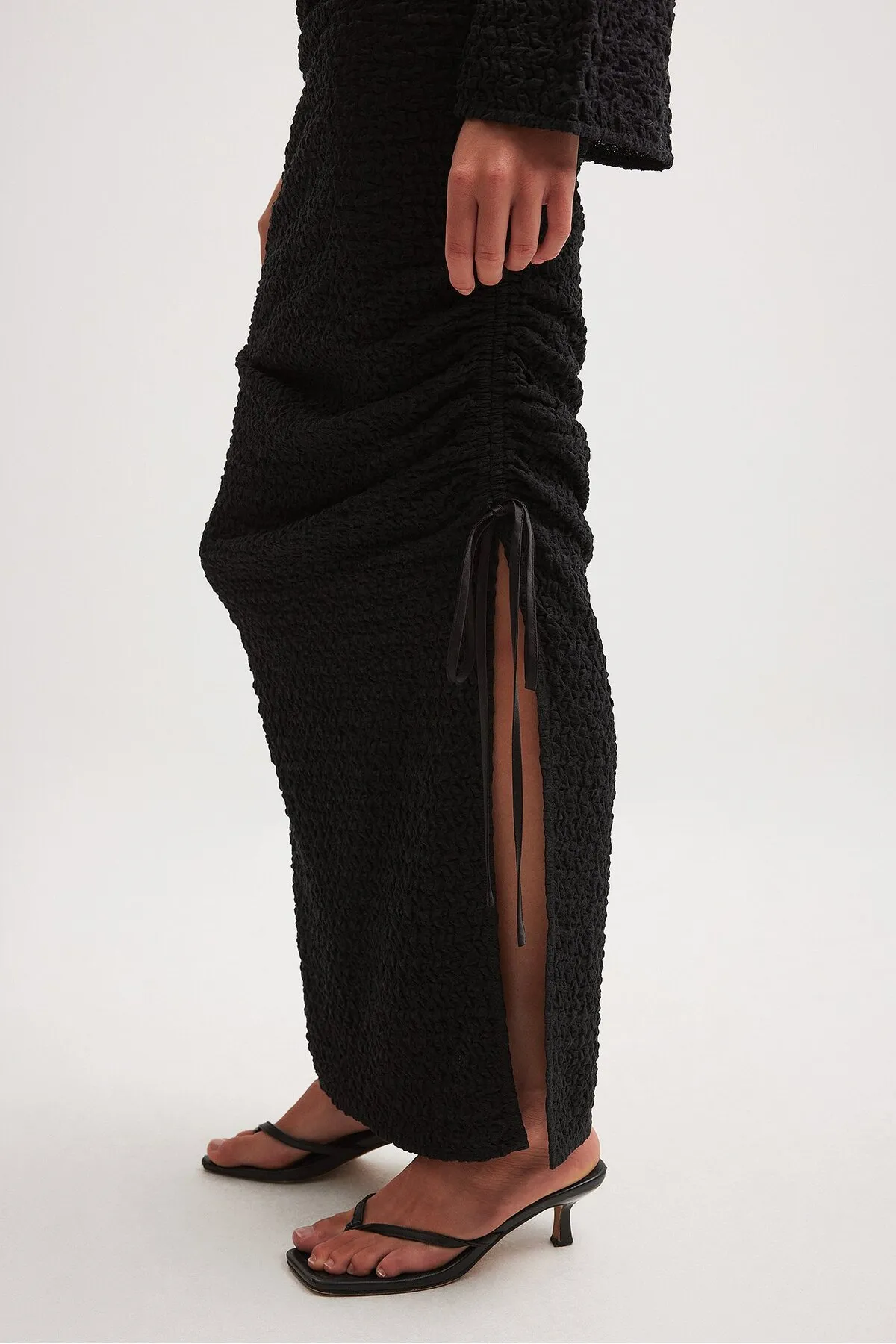 NA-KD  Strukturiertes Maxikleid mit einer Schulter