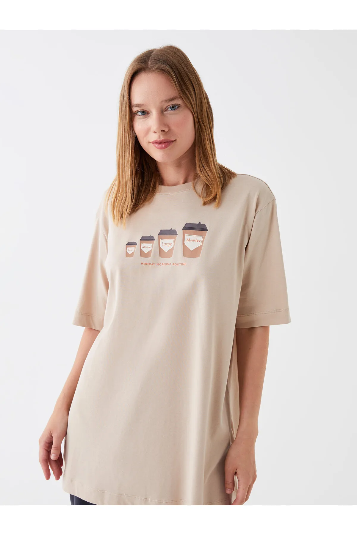 LC Waikiki  Bedruckte, kurzärmlige Oversize-Damentunika mit Rundhalsausschnitt