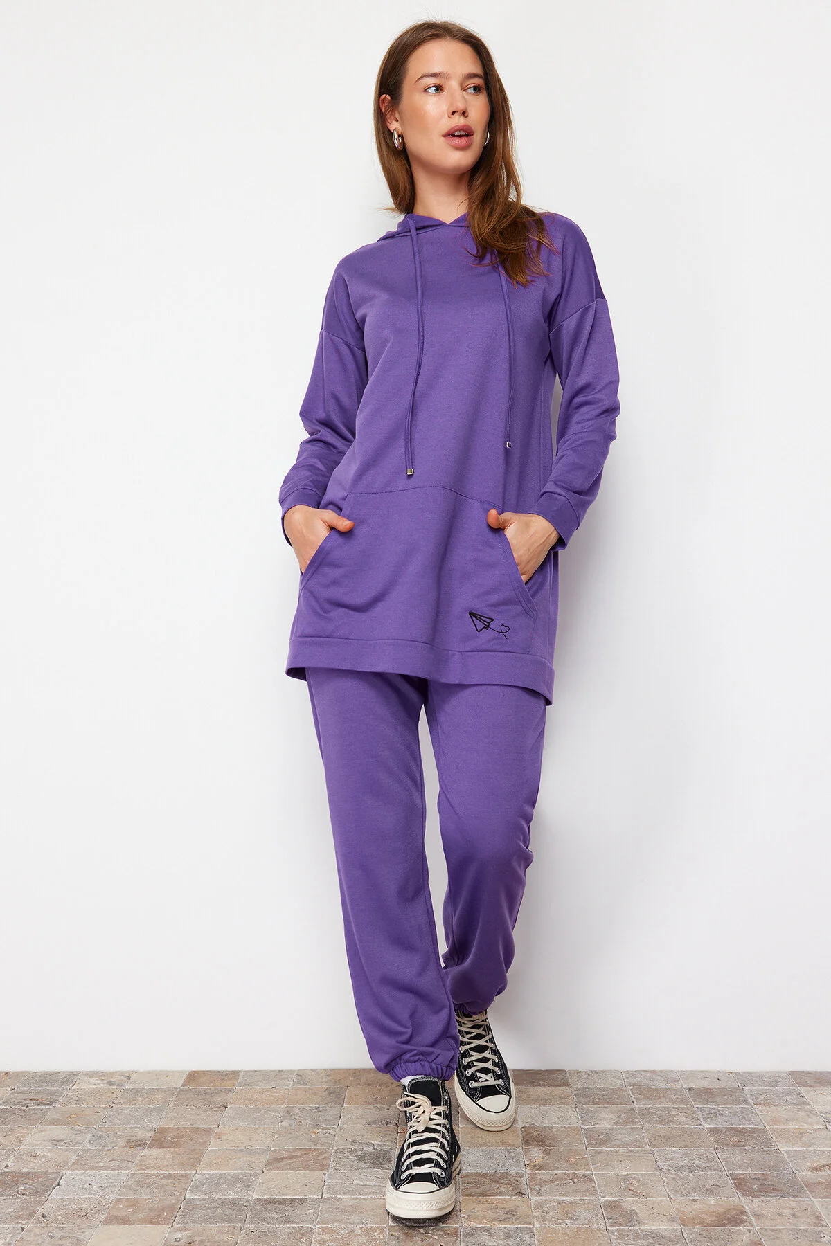 Trendyol Modest  Lila gestrickter Trainingsanzug mit Kapuze und Kängurutasche und Stickerei TCTSS21EM0085