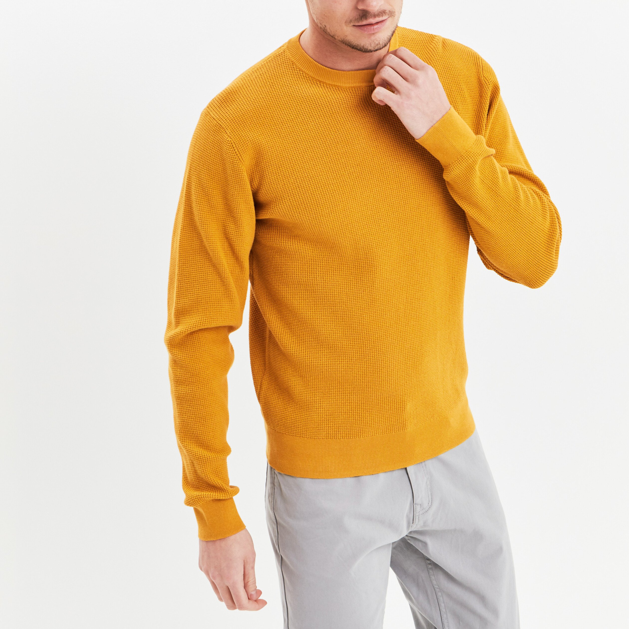 Pull avec col rond à relief jaune moutarde homme | La Halle