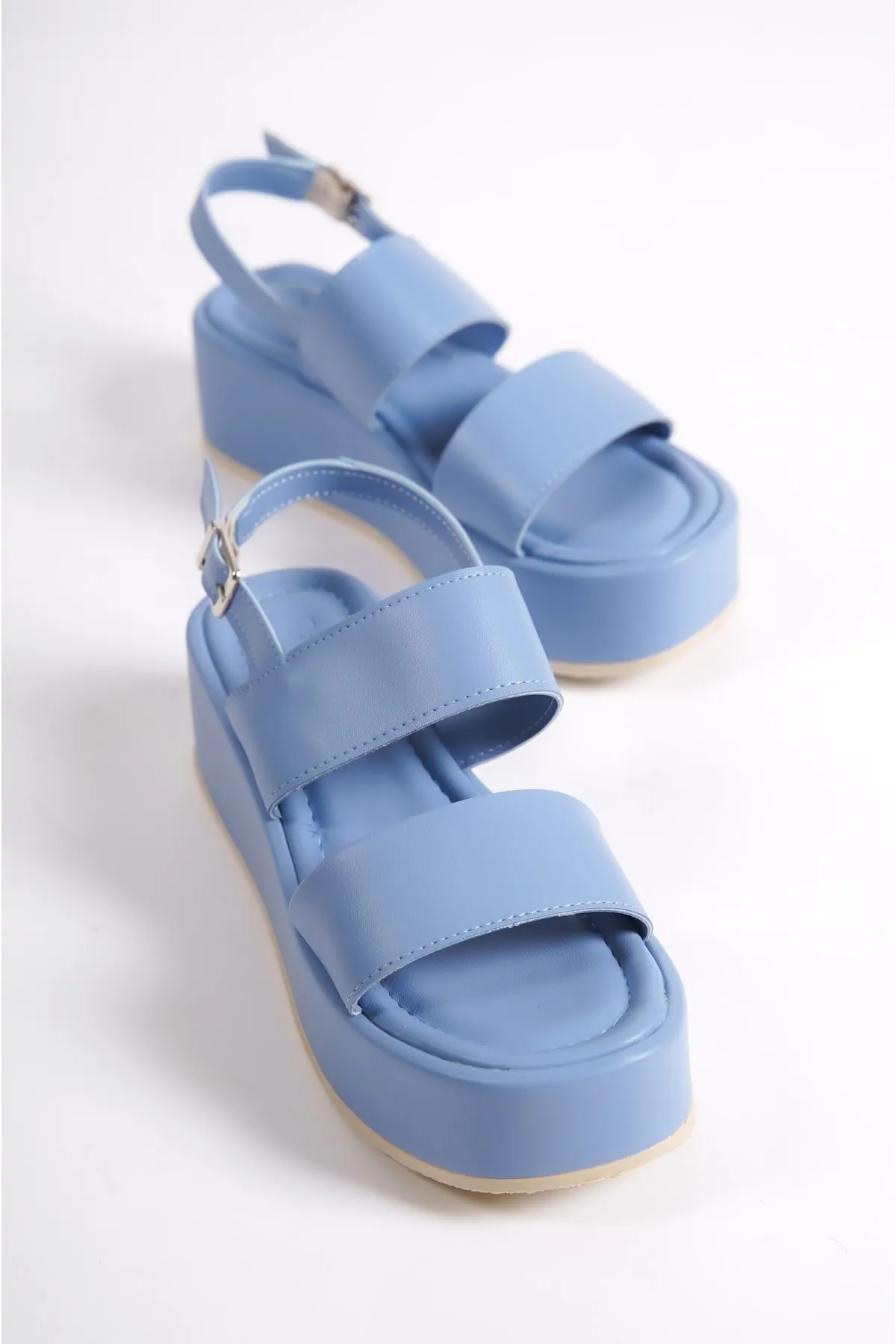 Capone Outfitters  Capone dicke, doppelt geschnallte Keilabsatz-Sandalen in Jeansblau für Damen