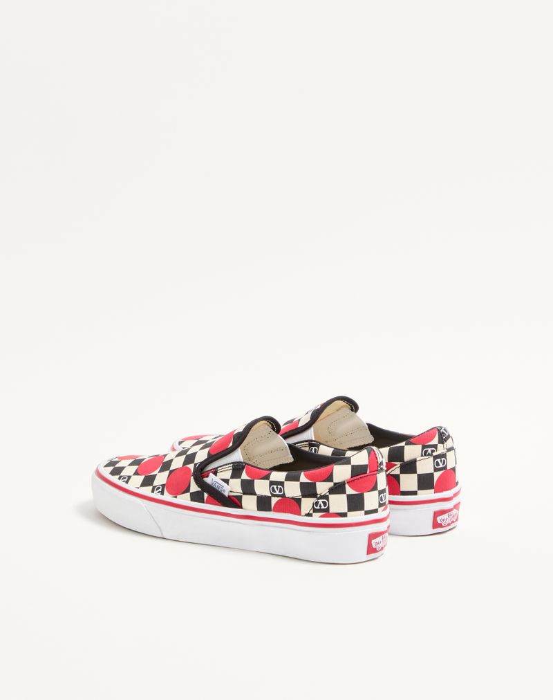Tênis Slip-On Valentino Garavani e Vans em tecido com estampa xadrez VLogo e detalhes em poá