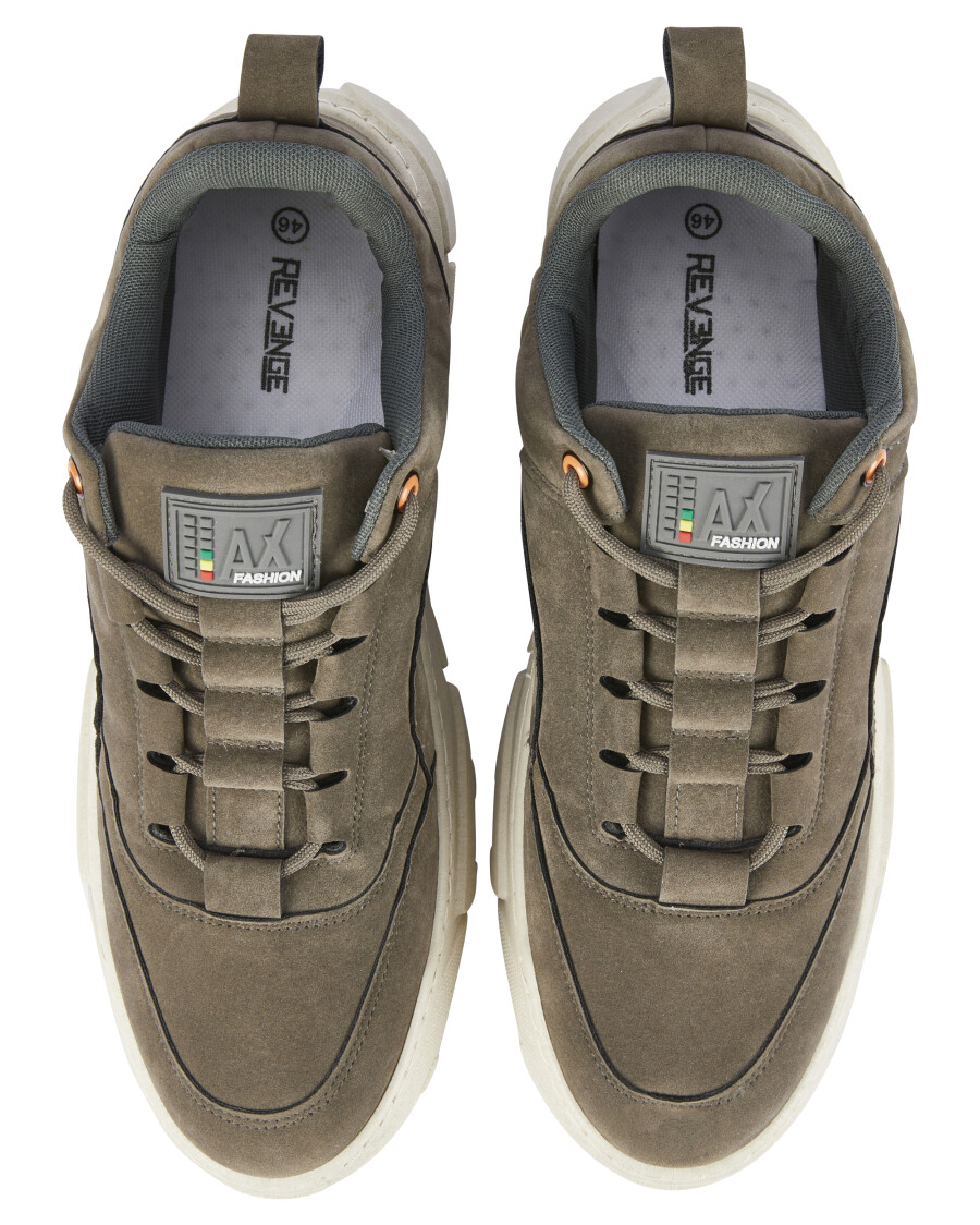 Sneaker mit Schnürung