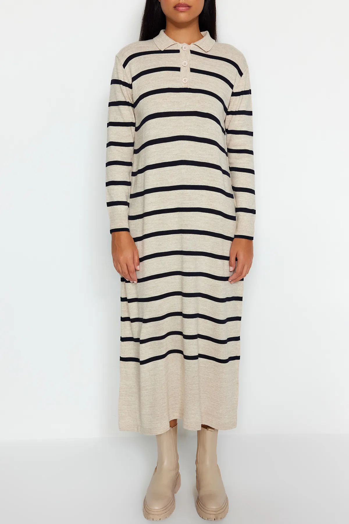 Trendyol Modest  Indigofarbenes Strickkleid mit Polokragen und Streifen TCTAW22EB0212
