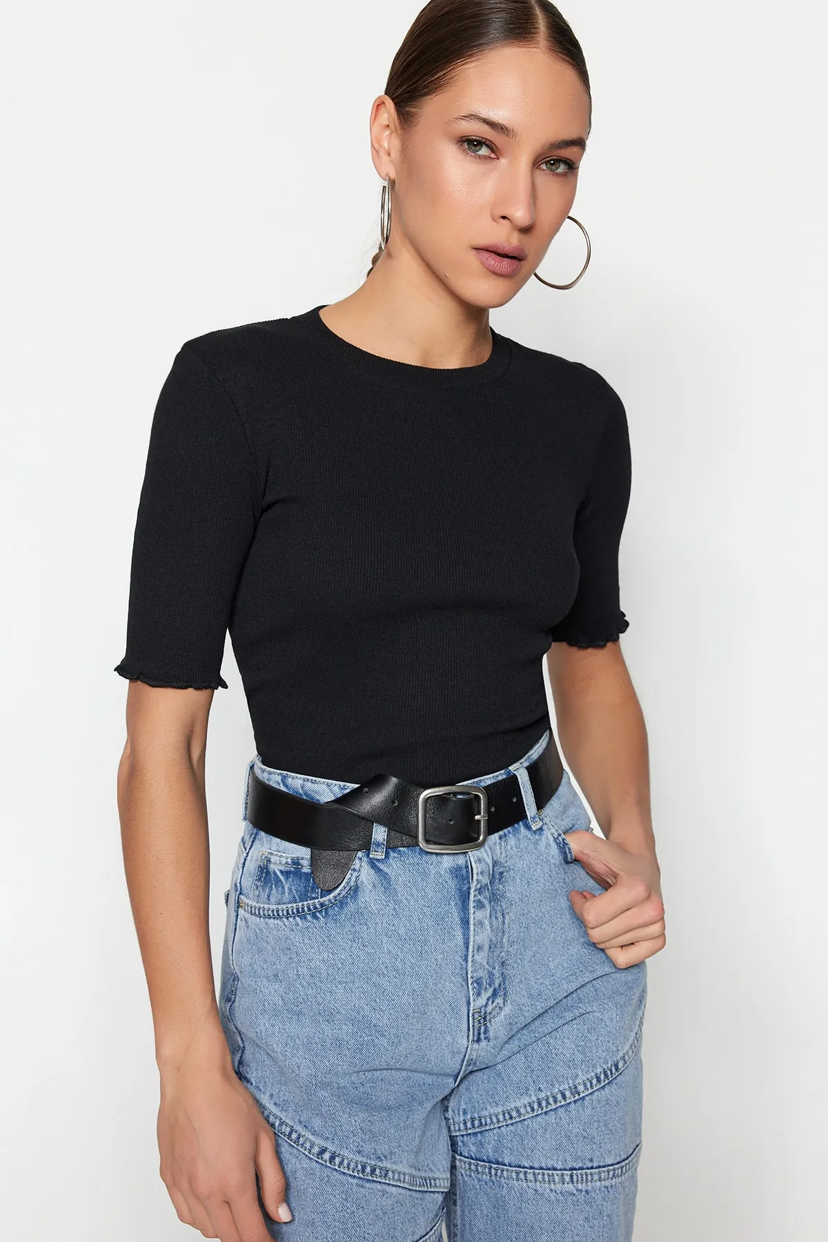 Trendyol Collection  Schwarze, taillierte Stretch-Strickbluse TWOSS23BZ00025