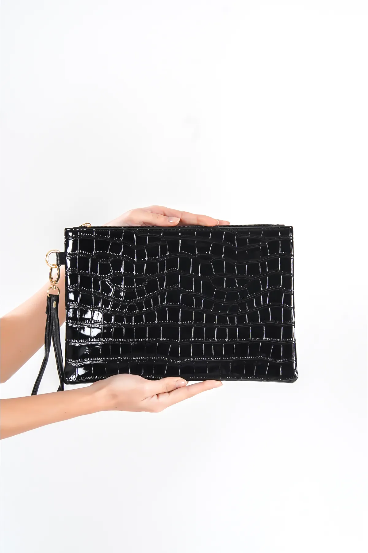 Capone Outfitters  Capone Damen-Clutch aus Lackleder mit Krokodilmuster „Paris 222“ in Schwarz