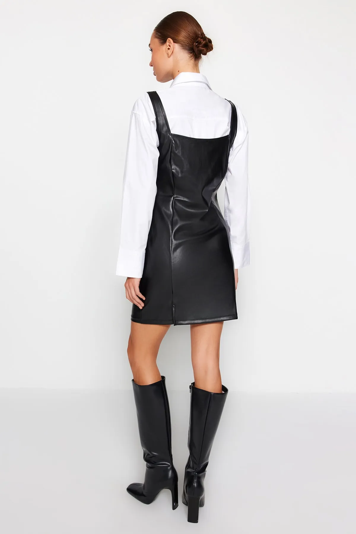 Trendyol Collection  Schwarz gefüttertes Mini-Gilet-Strickkleid aus Kunstleder mit quadratischem Kragen TWOAW24EL00374