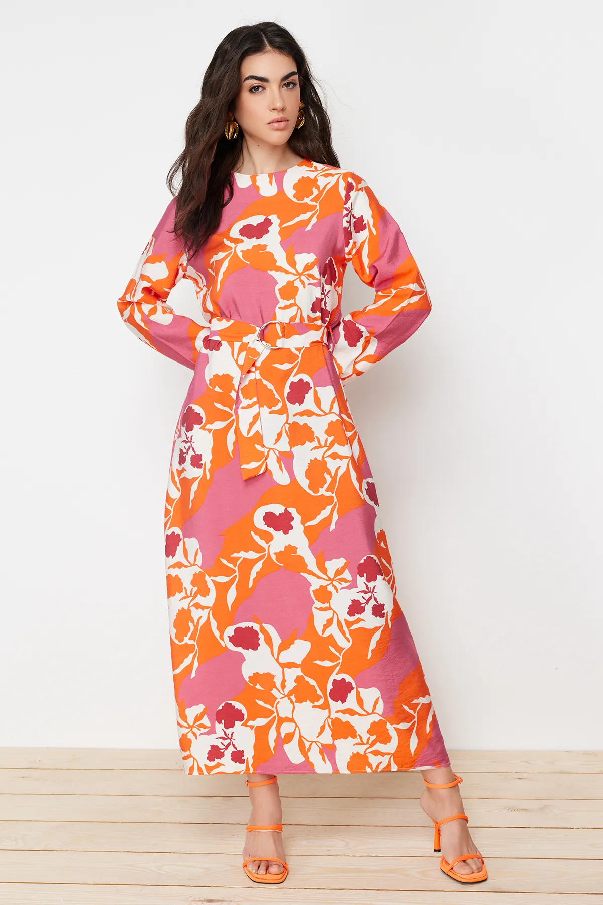 Trendyol Modest  Rosa gewebtes Blumenkleid mit Gürtel TCTSS24EB00049