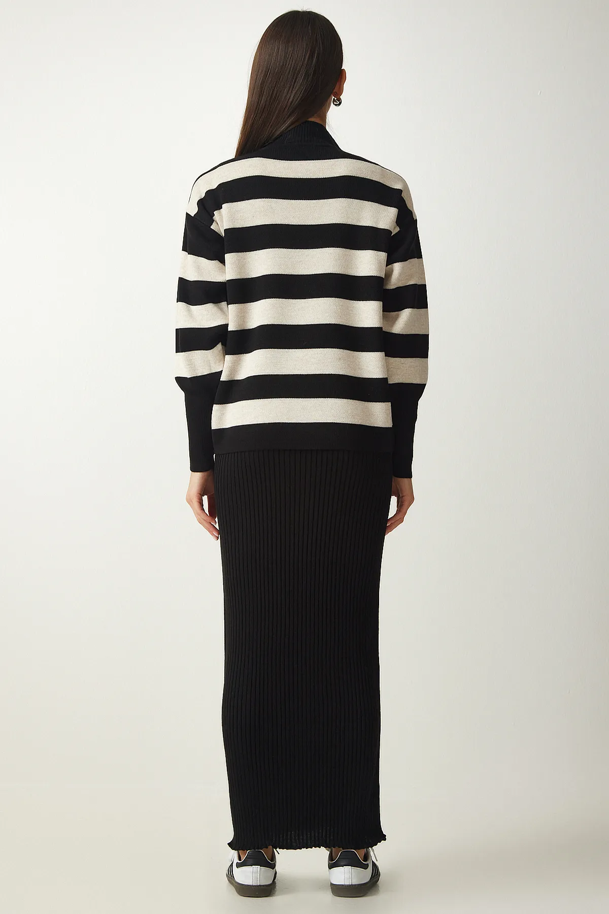 Happiness İstanbul  Schwarzer gestreifter Pulloverkleid-Strickanzug für Damen KG00008
