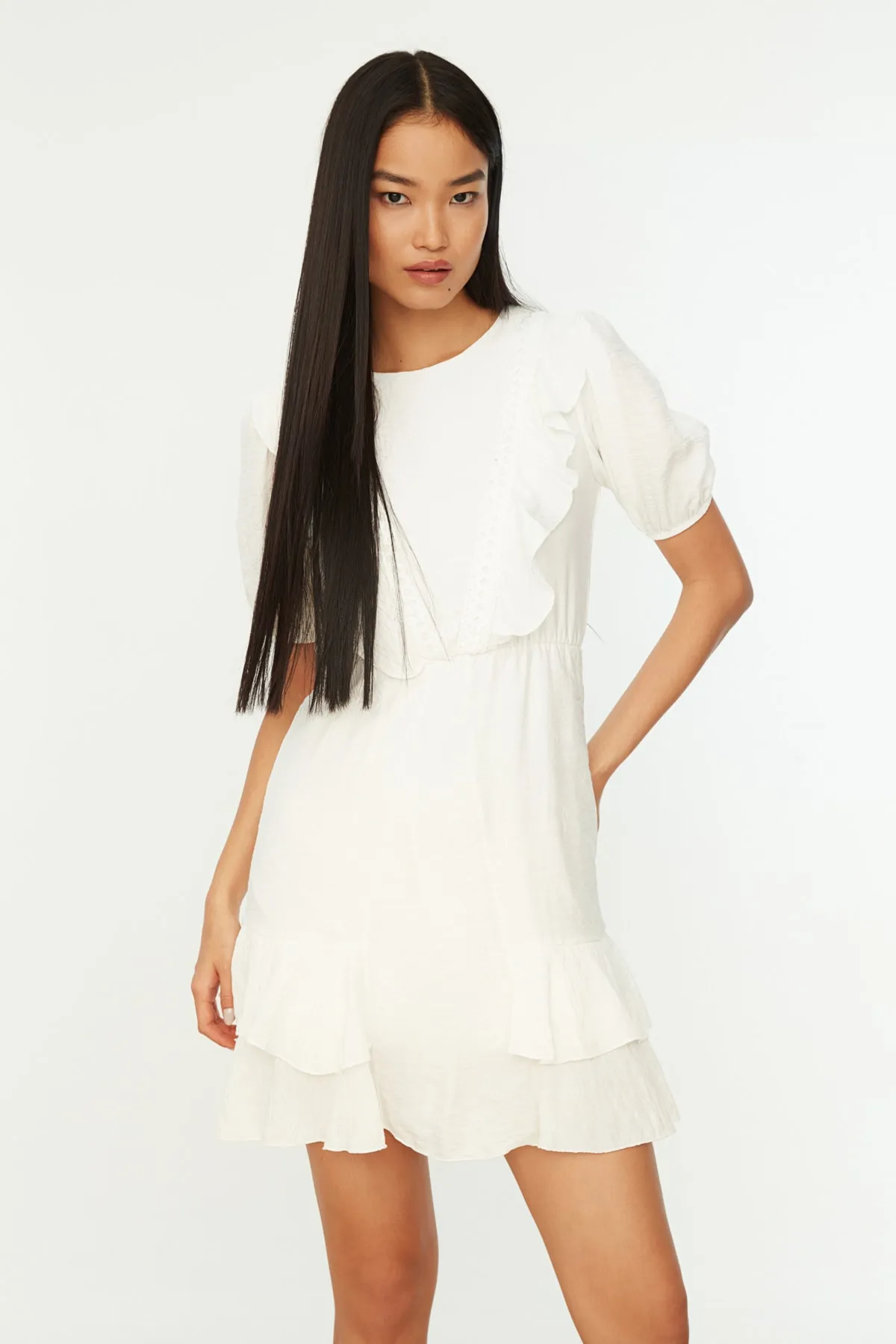 Trendyol Collection  Weißes, gefüttertes, gewebtes Volant-Minikleid TWOSS21EL2152