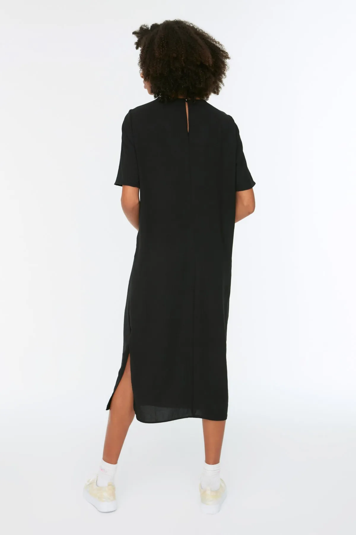 Trendyol Collection  Schwarz bedrucktes, detailliertes, bequem geschnittenes Midi-Webkleid TWOSS22EL0782