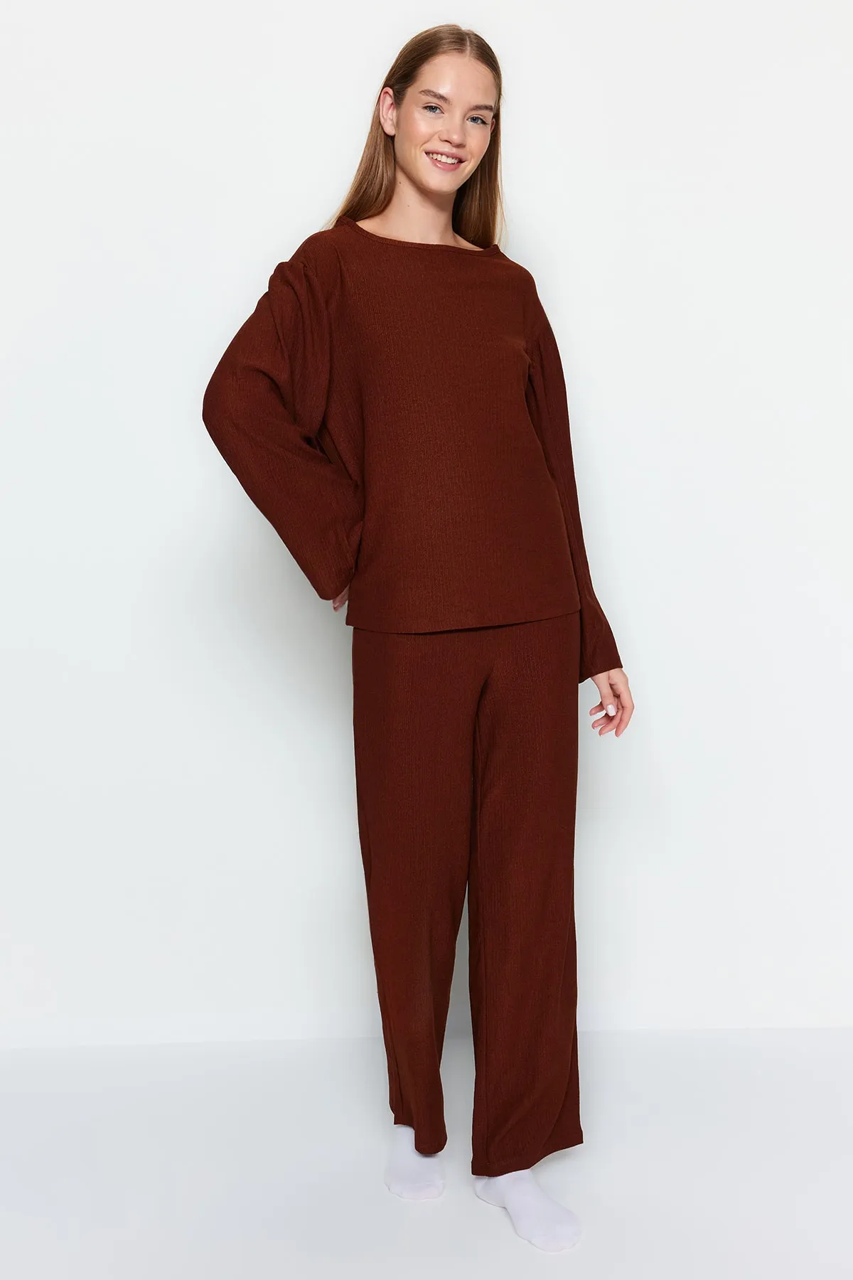 Trendyol Collection  Braunes, gestricktes Pyjama-Set mit T-Shirt und Hose mit Raffung und Wickeldesign THMAW24PT00134