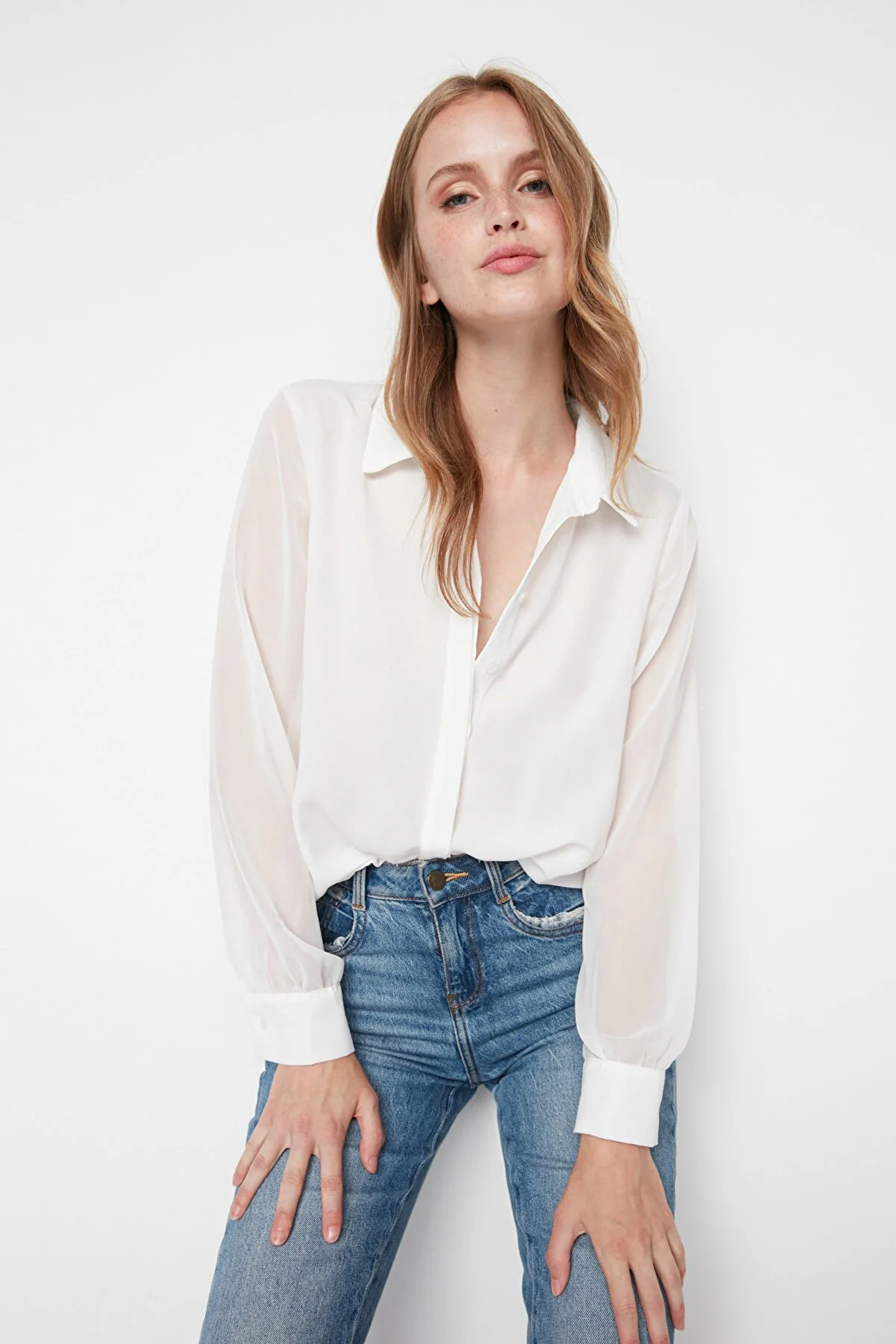 Trendyol Collection  Transparentes weißes gewebtes Hemd - Regular Fit TWOAW20GO0116