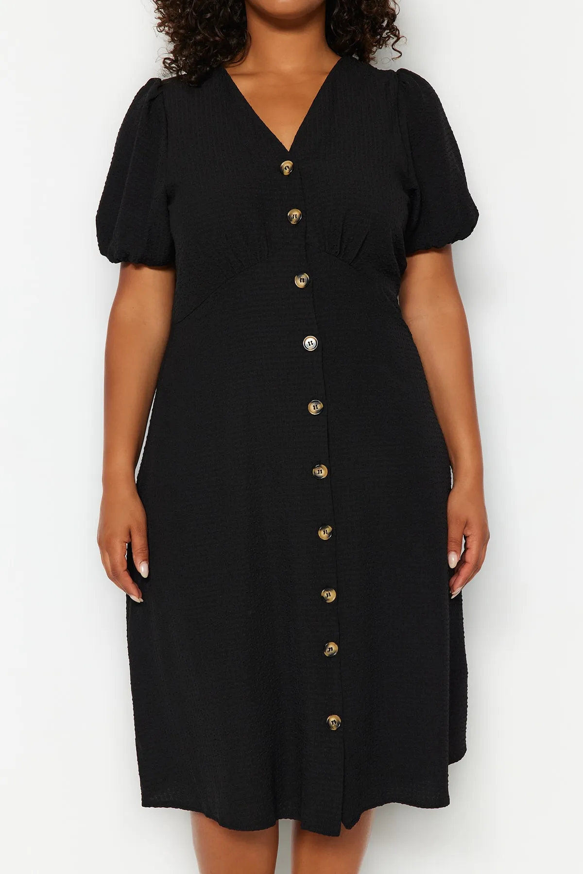 Trendyol Curve  Schwarzes gewebtes Kleid mit Knöpfen TBBSS23AH00208