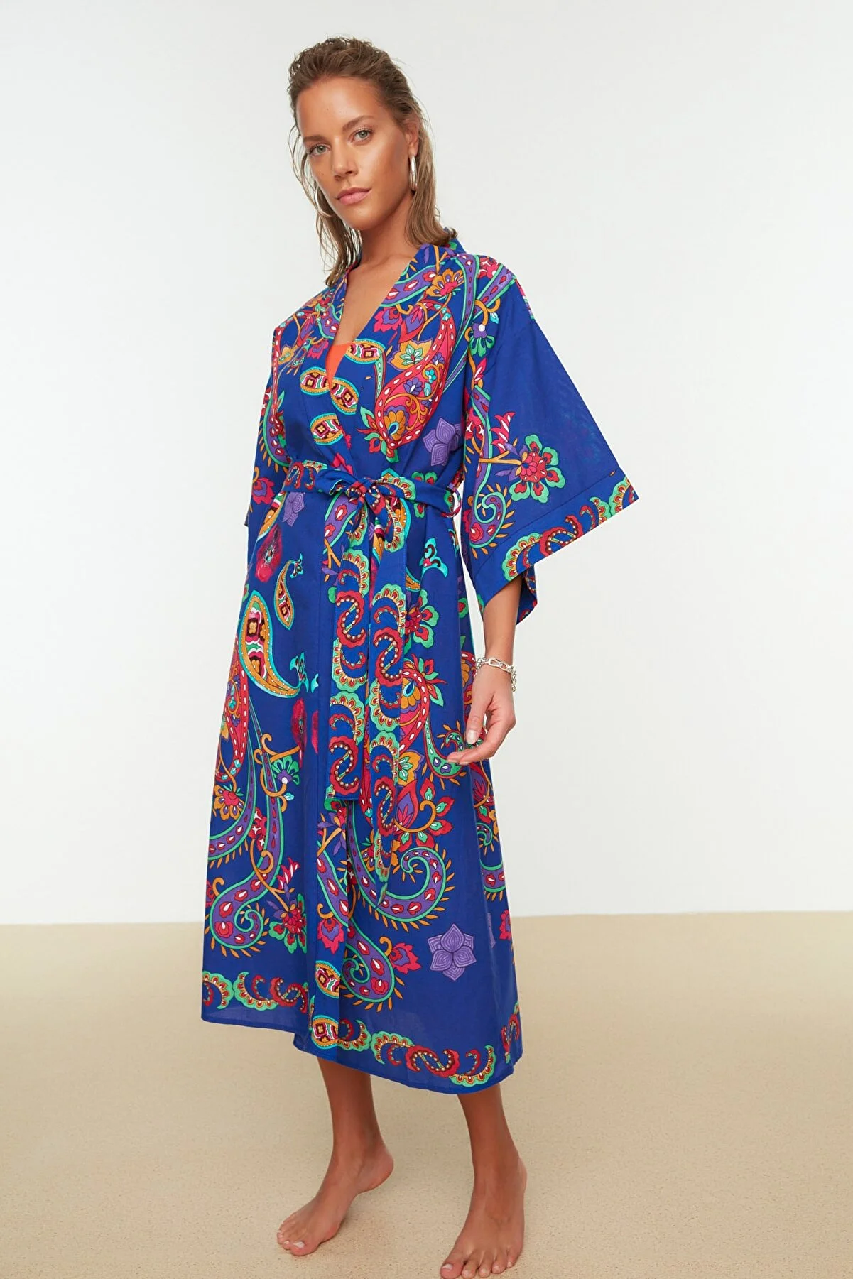 Trendyol Collection  Ethnisch gemusterter Midi-Kimono und Kaftan aus 100 % Baumwolle mit Gürtel TBESS22KM0023