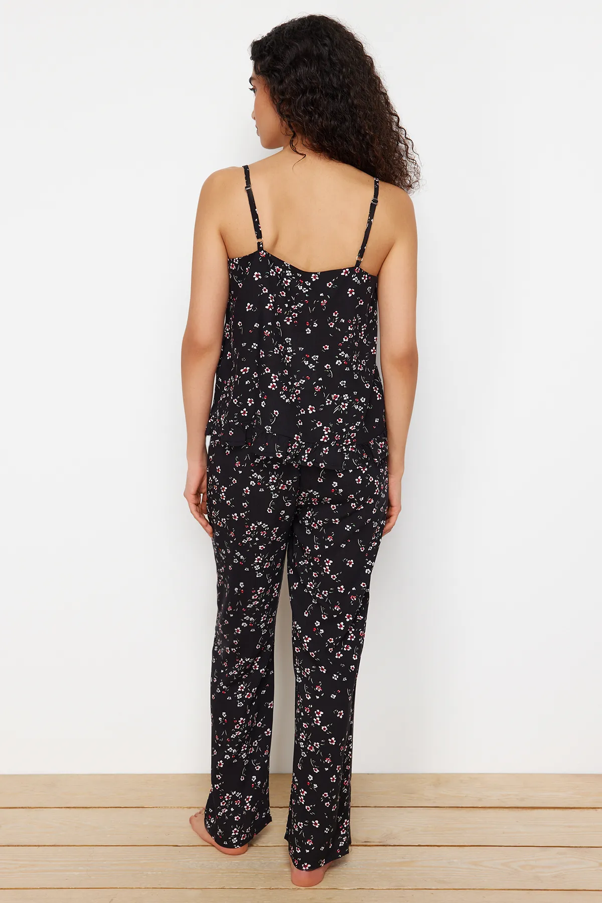 Trendyol Collection  Schwarzes Pyjama-Set aus Viskosegewebe mit Blumenmuster und Schnürriemen THMSS24PT00301