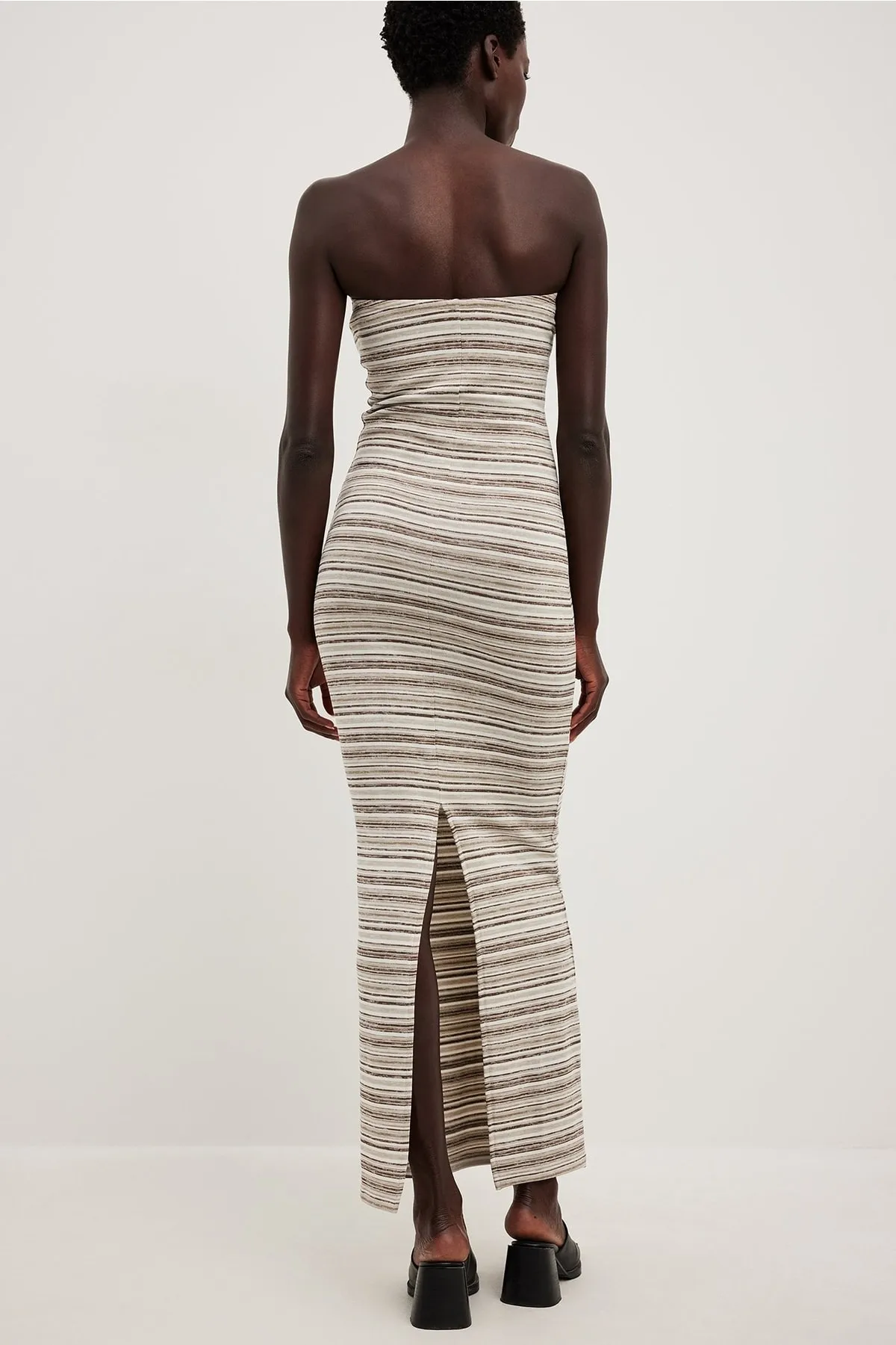 NA-KD  Gestreiftes Bandeau-Maxikleid