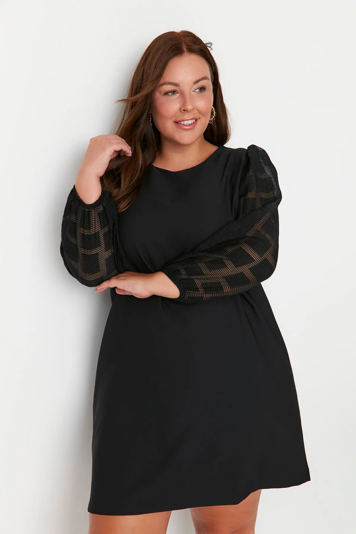 Trendyol Curve  Schwarzes Kleid mit gewebten Ärmeln, Spitzendetail und Taschen TBBAW23AH00039