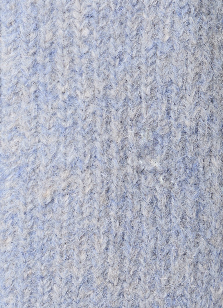 Vesta Abigail de la Josephine & Co. este confecționată dintr-un material gros tricotat cu o notă de lână de alpaca.