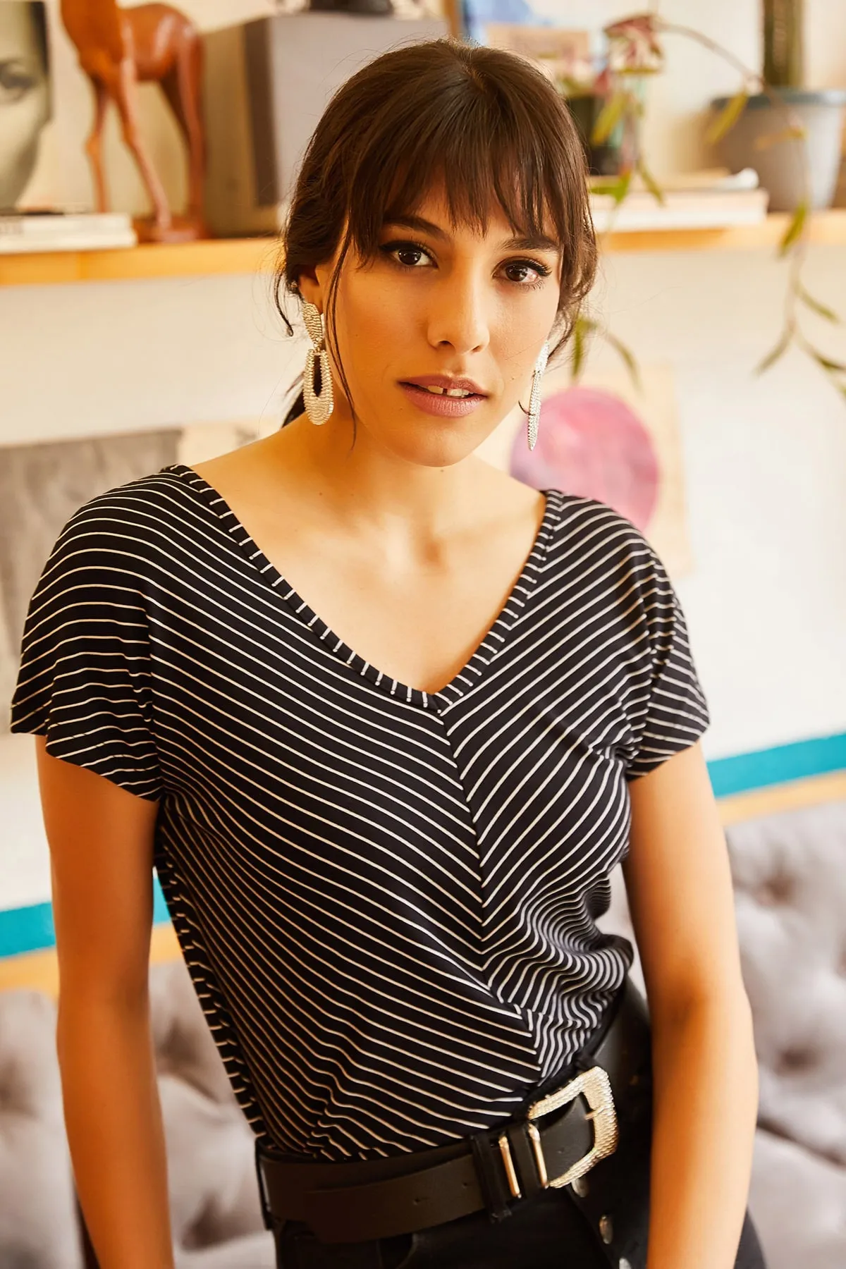 Olalook  Schwarzes Damen-T-Shirt mit V-Ausschnitt vorne und hinten, TSH-19000282