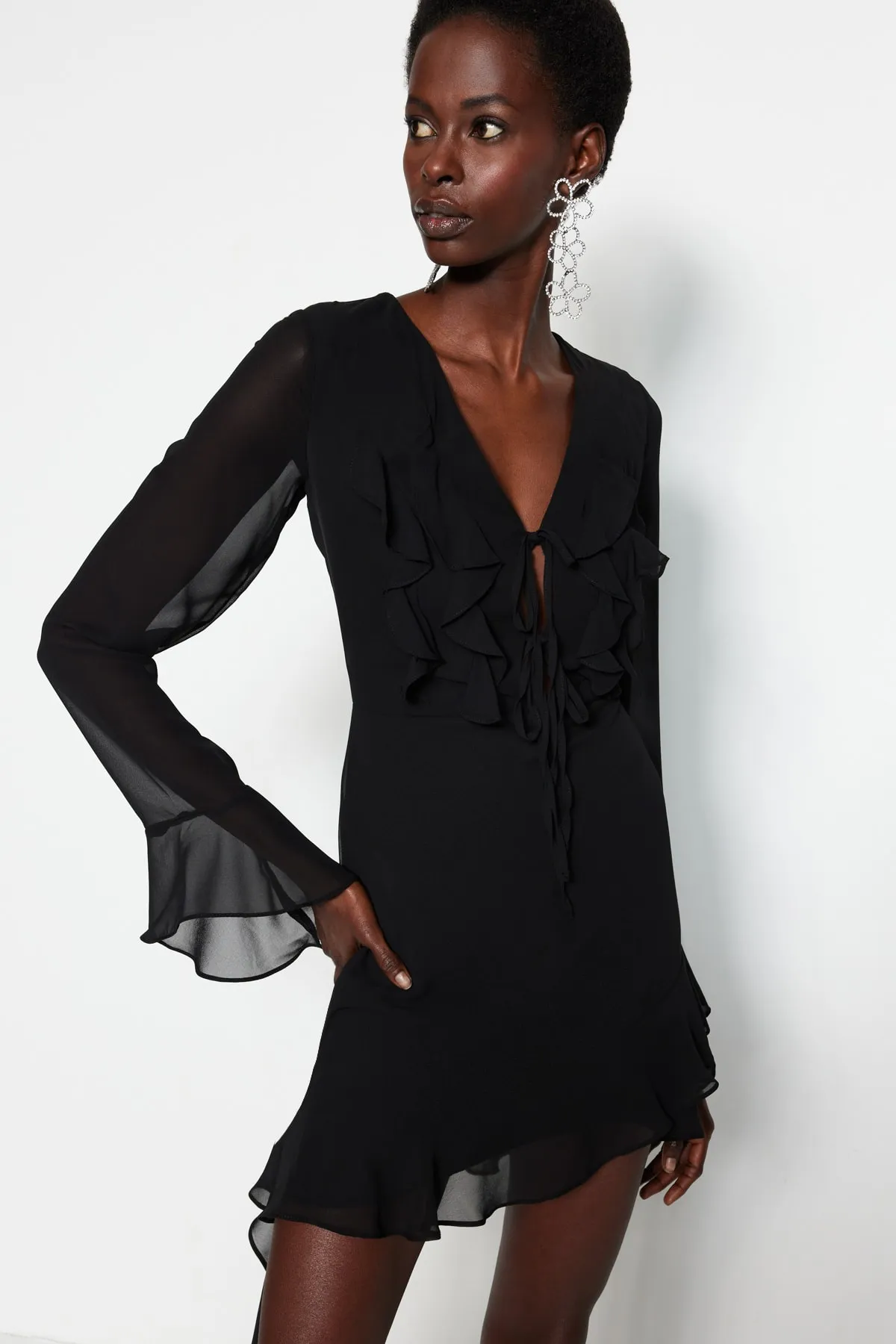 Trendyol Collection  Schwarzes elegantes Abendkleid aus Chiffon mit offener Taille/Skater-Futter TPRSS23EL00160