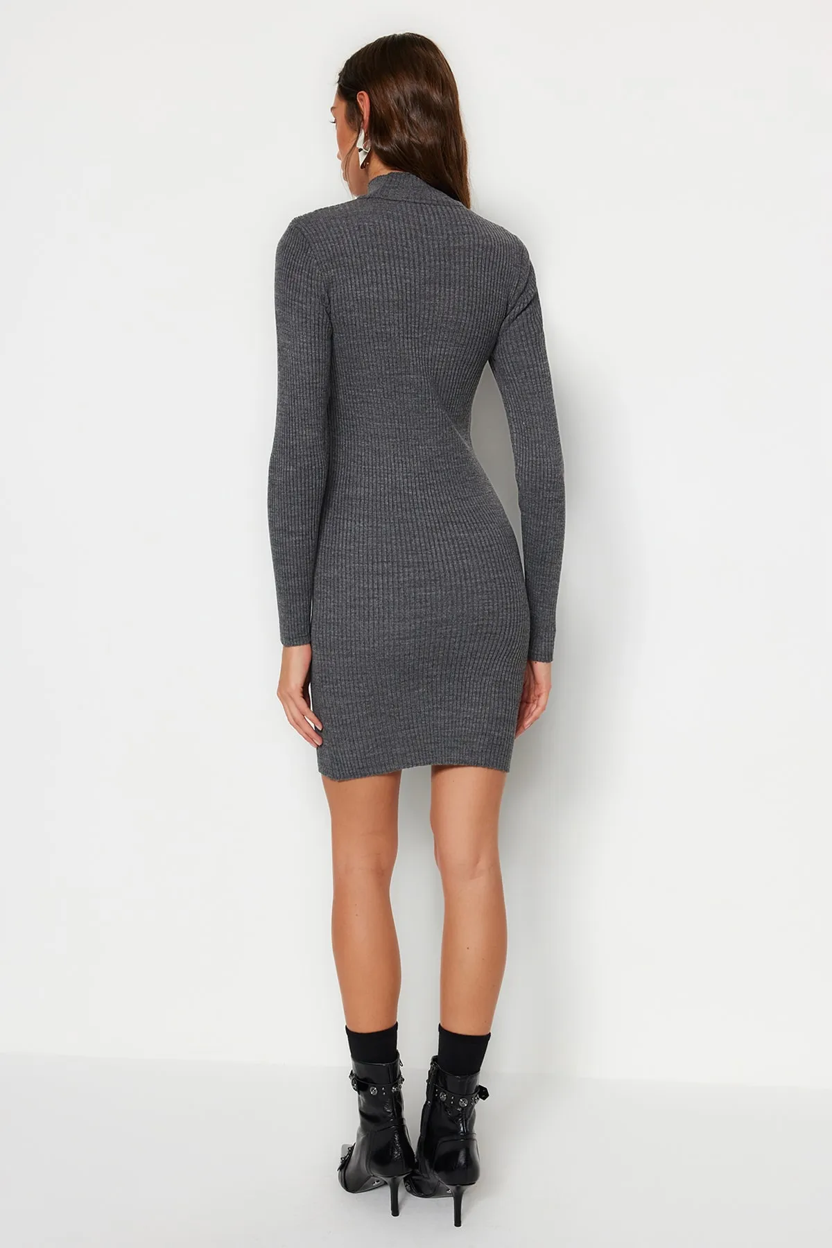 Trendyol Collection  Anthrazitfarbenes Mini-Strickkleid mit Accessoire-Detail TWOAW23EL01389