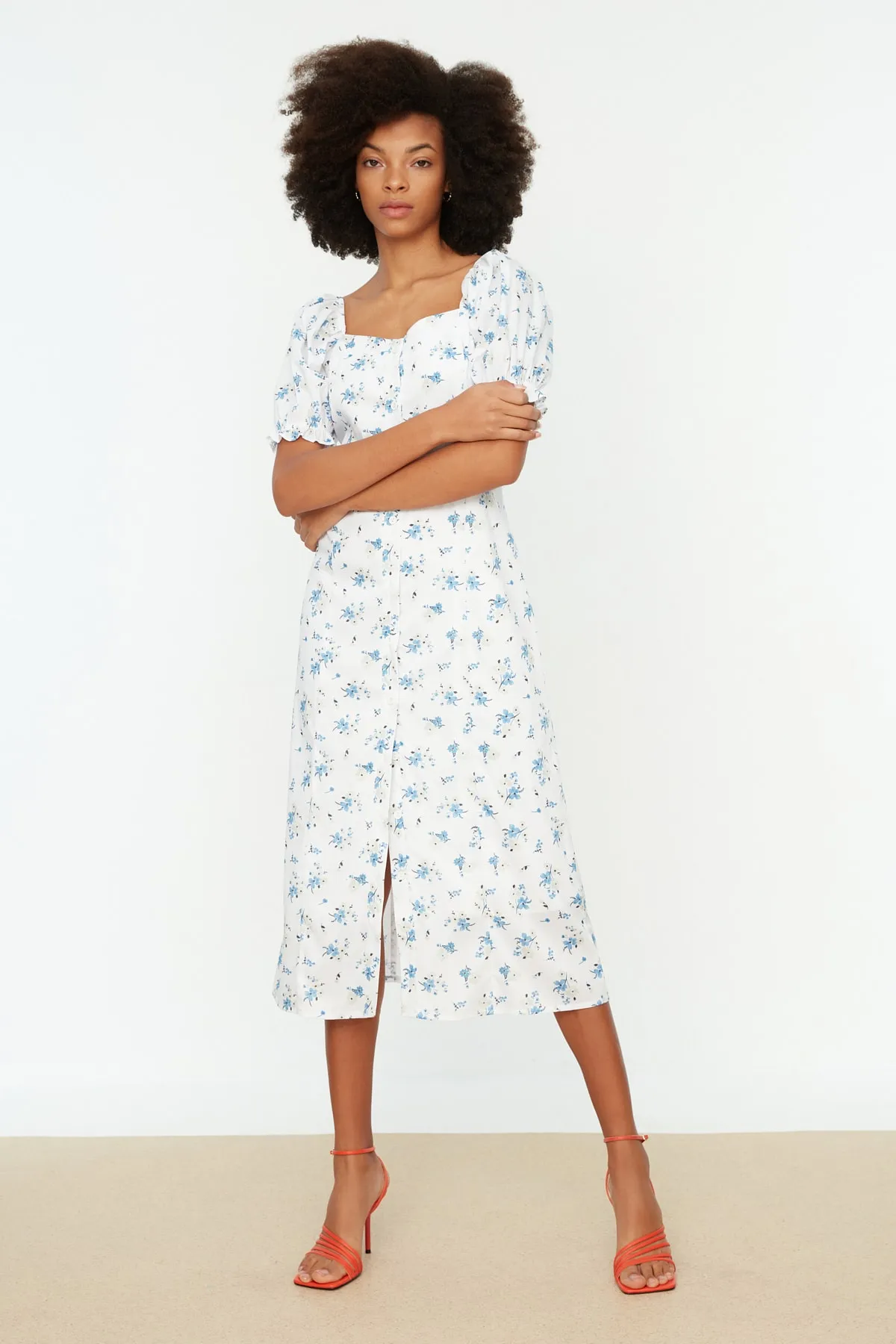 Trendyol Collection  Weißes gewebtes Midi-Hemdkleid mit Ballonärmeln und Blumenmuster TWOSS22EL1125