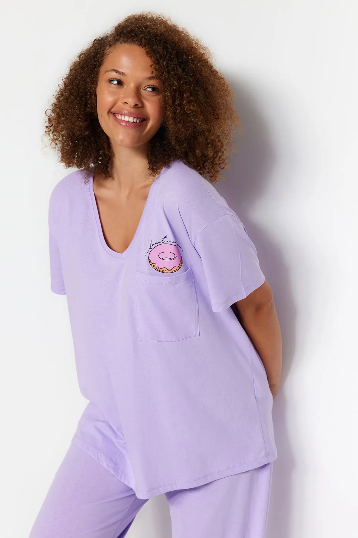 Trendyol Curve  Lila bedrucktes Strick-Pyjama-Set mit Taschendetail TBBAW24AI00004