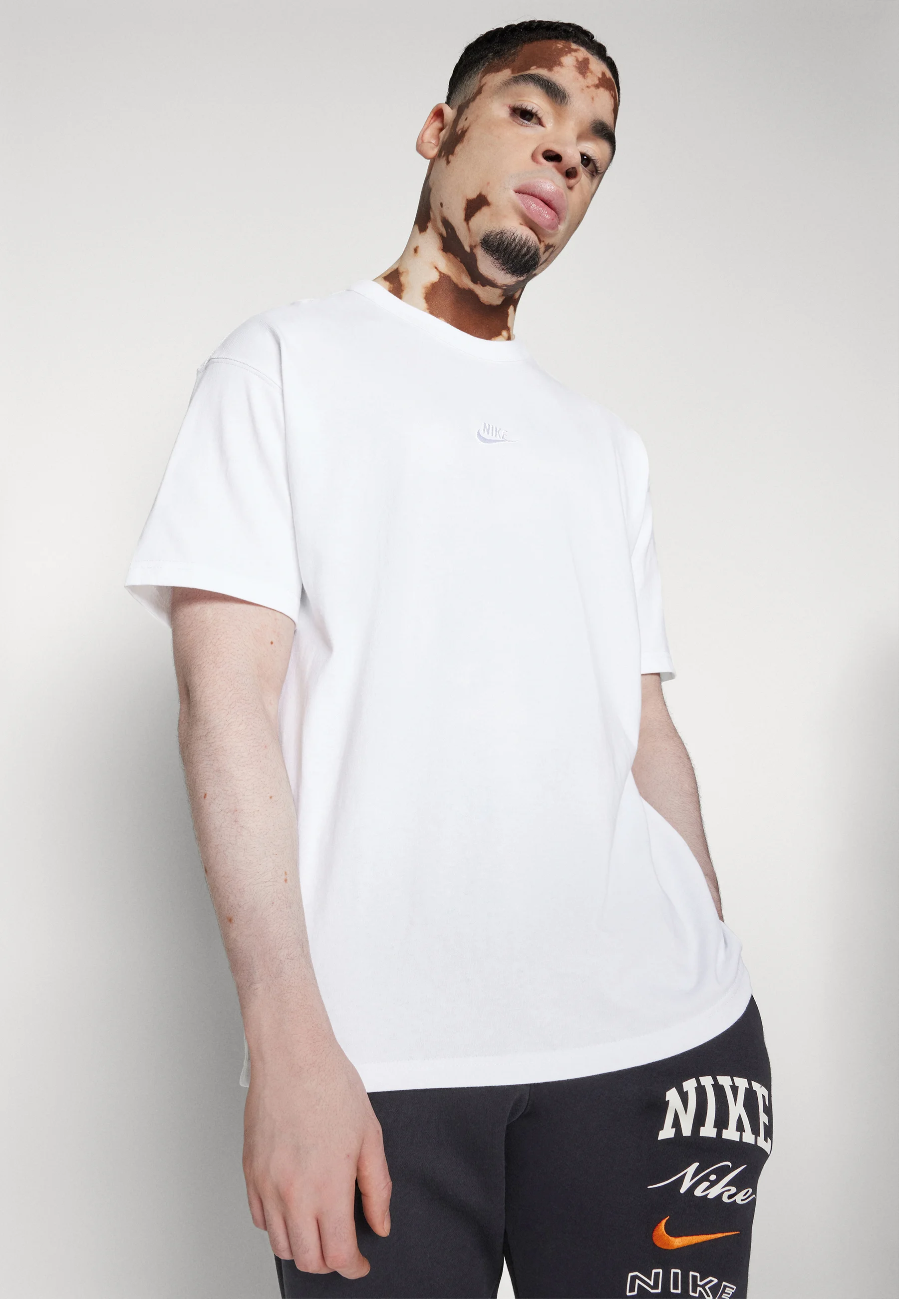 Nike Sportswear ESSNTL SUST - Camiseta básica
