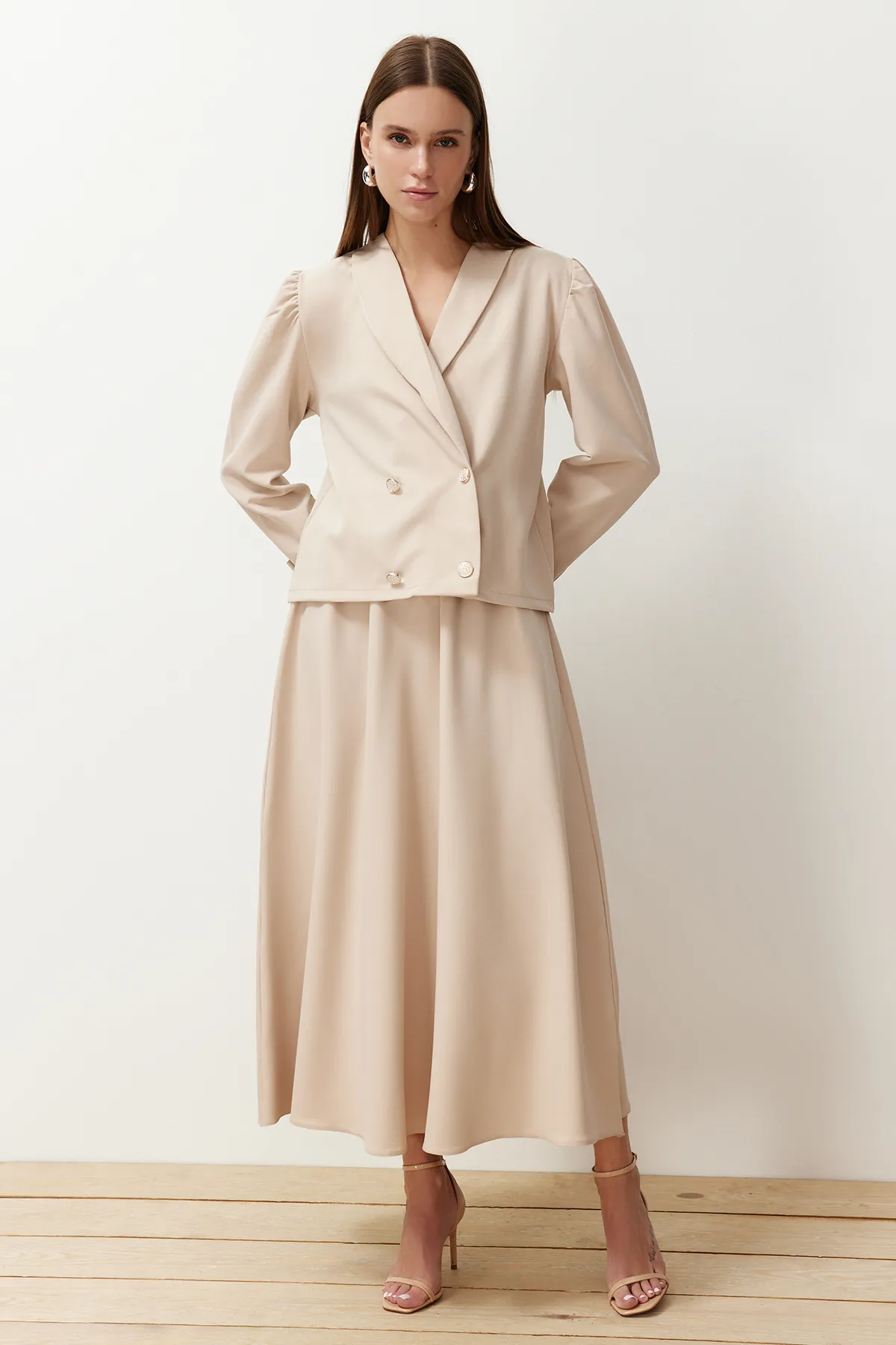 Trendyol Modest  Steinfarbenes Set aus Jacke, Rock, Unterteil und Oberteil aus gewebtem Stoff TCTSS24US00063