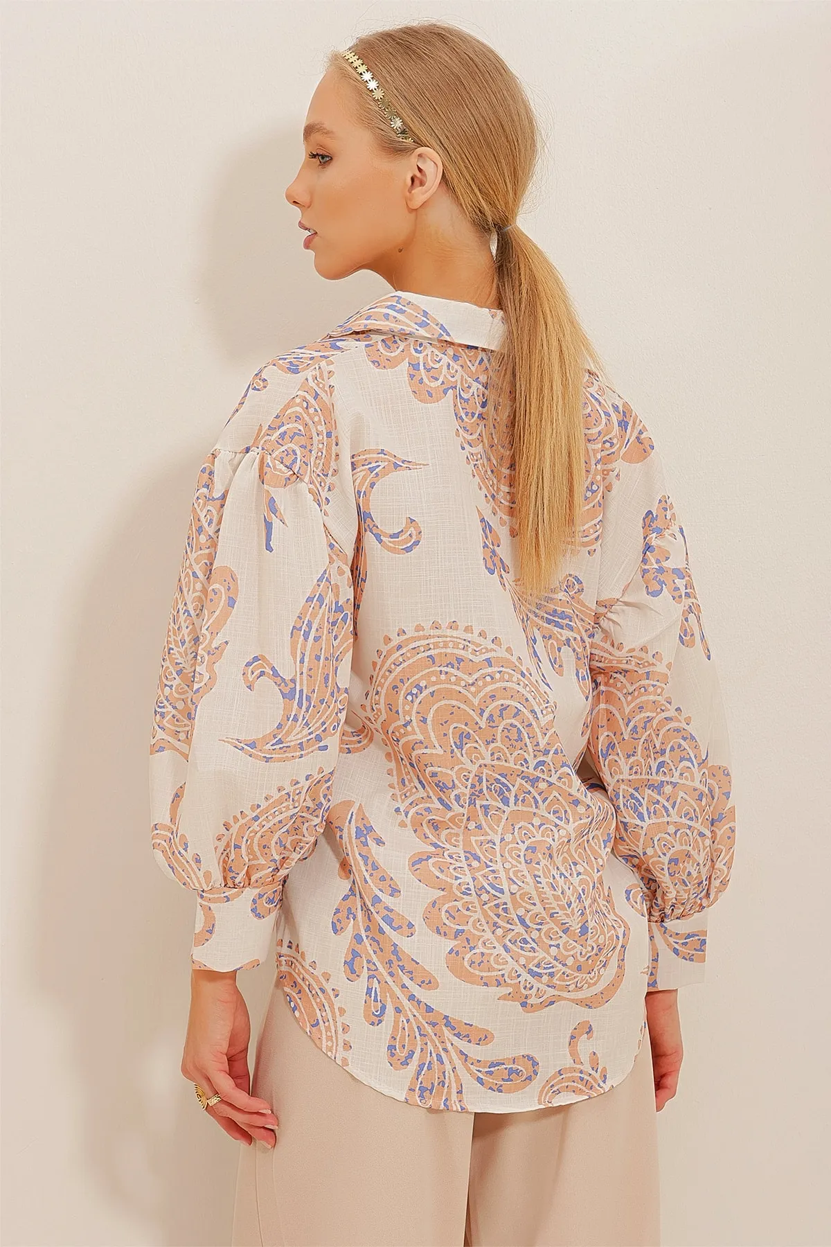 Trend Alaçatı Stili  Creme-Kaffeefarbenes Hemd aus gewebtem Leinen mit Prinzessinnen-Ethnomuster für Damen, Flammen-Muster, ALC-X10397