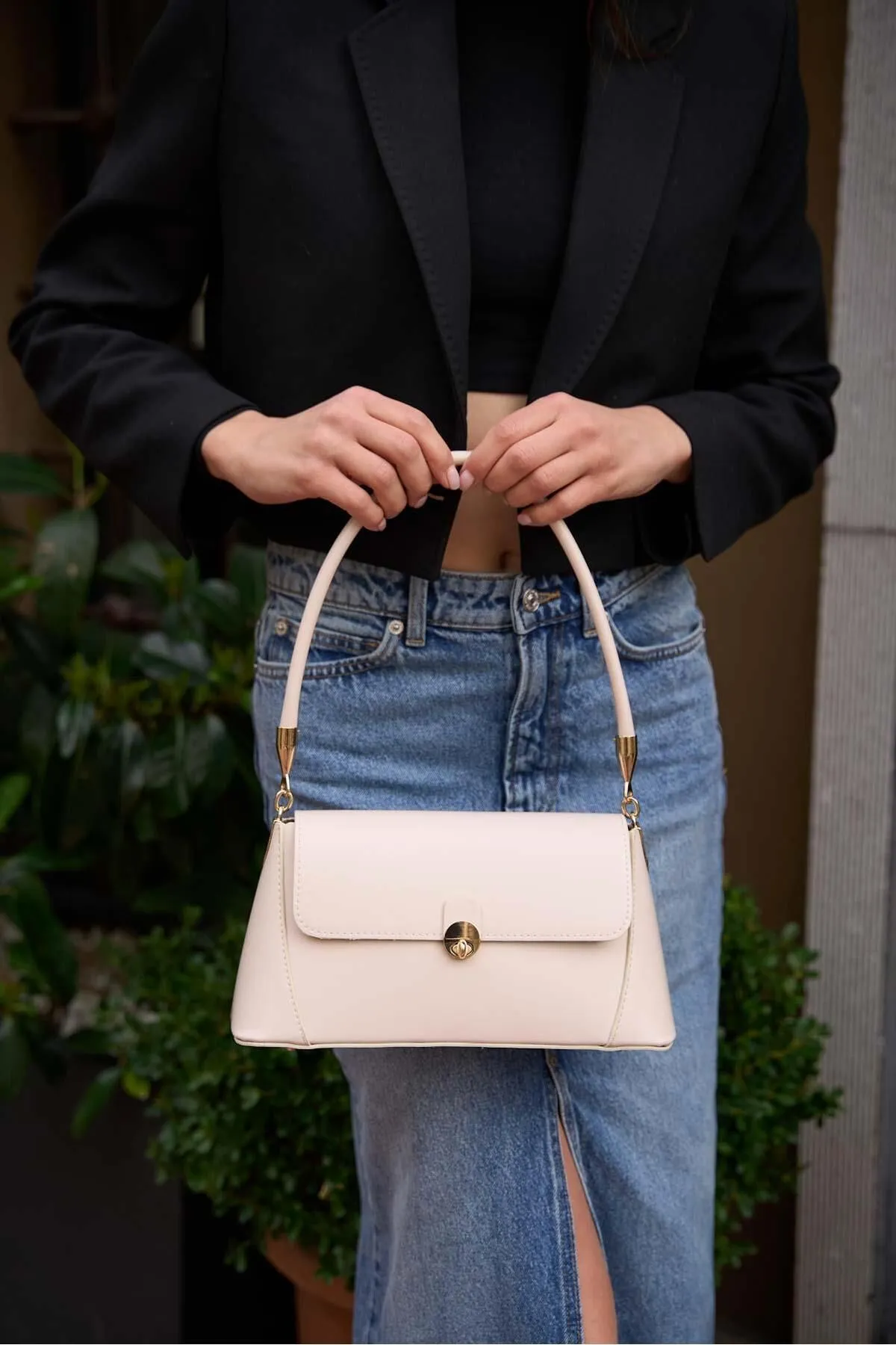 Madamra  Cremefarbene Umhängetasche für Damen im Retro-Leder-Look mit Frontdeckel