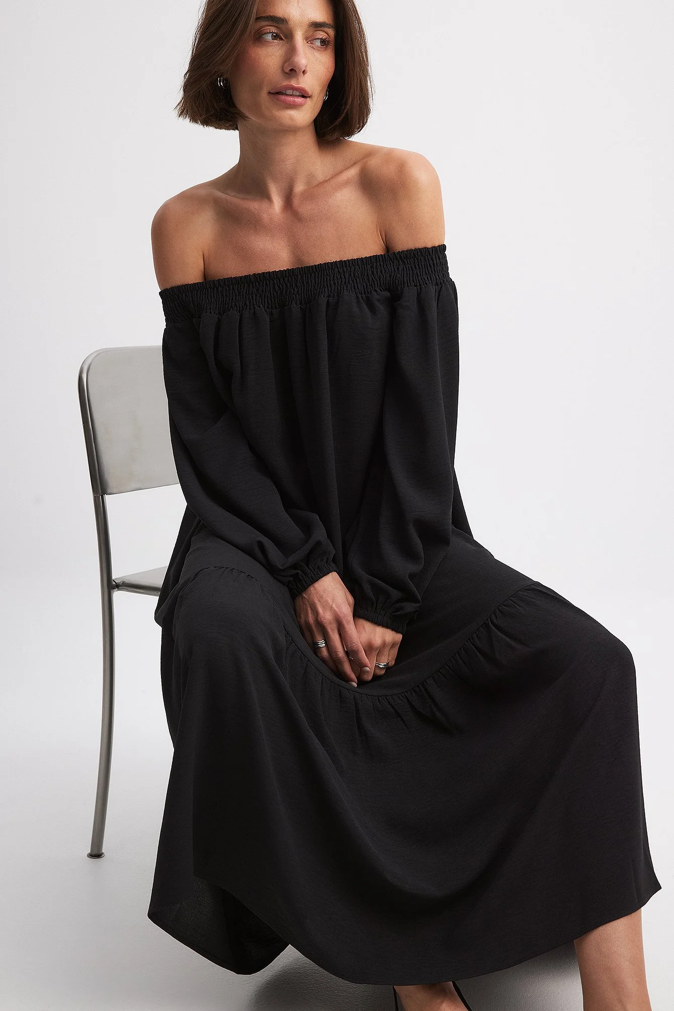 Schulterfreies Midikleid mit langen Ärmeln