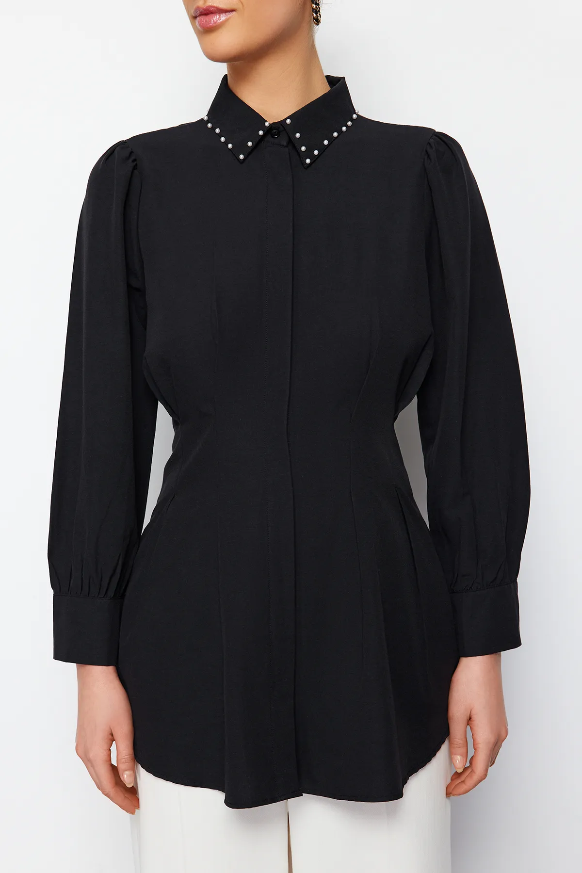 Trendyol Modest  Schwarzes, taillenbesetztes, gewebtes Hemd mit Perlendetails TCTAW24TG00027