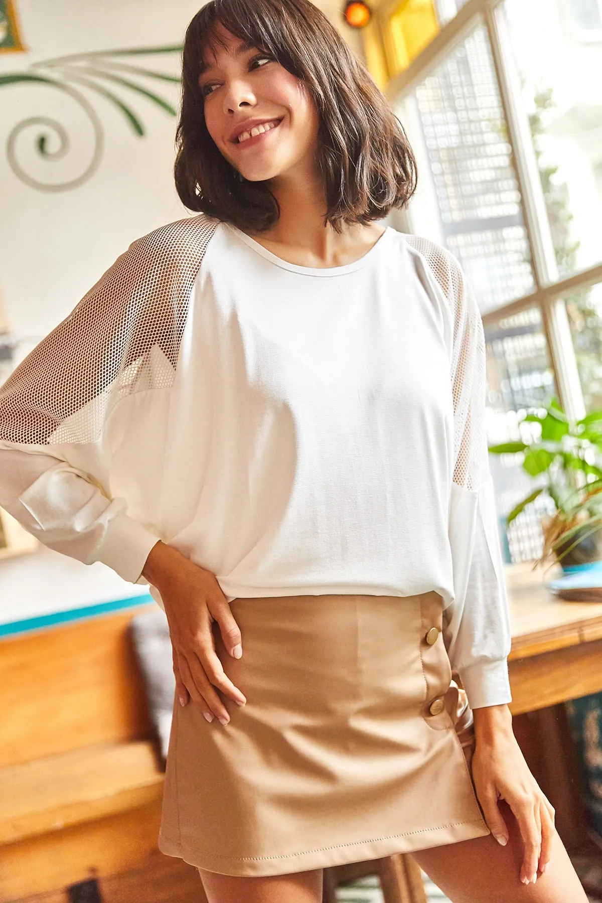 Olalook  Damen-Bluse aus ecrufarbenem Netzstoff mit lockeren Lycra-Ärmeln