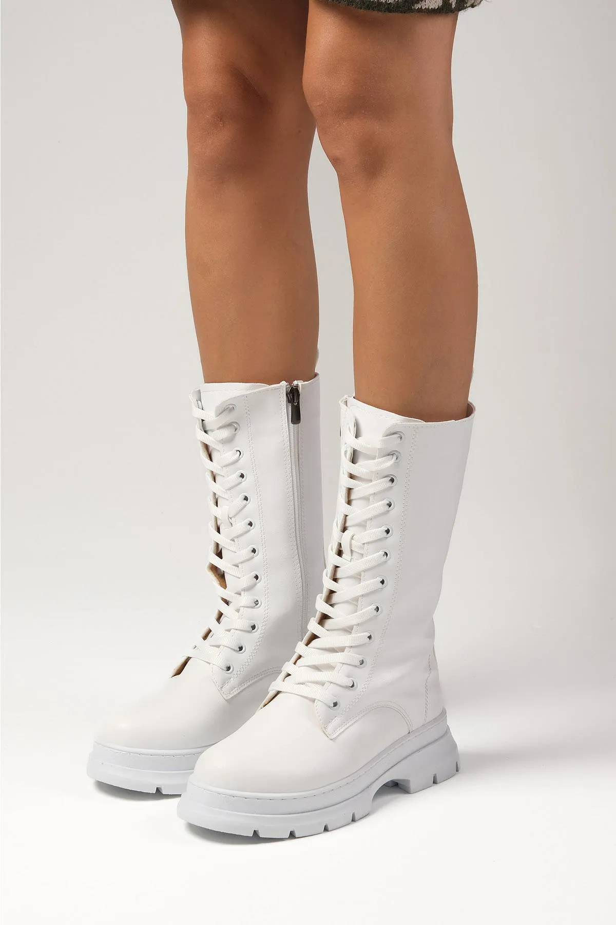 Mio Gusto  Lange Damenstiefel mit Schnürung und Reißverschluss von Lorita in Weiß