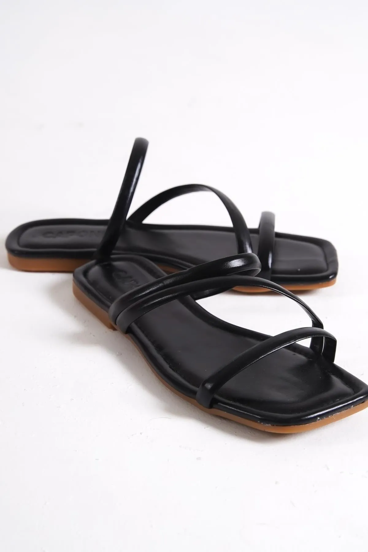Capone Outfitters  Capone Blunt Toe Three-Striped Metallic Black Damen-Hausschuhe